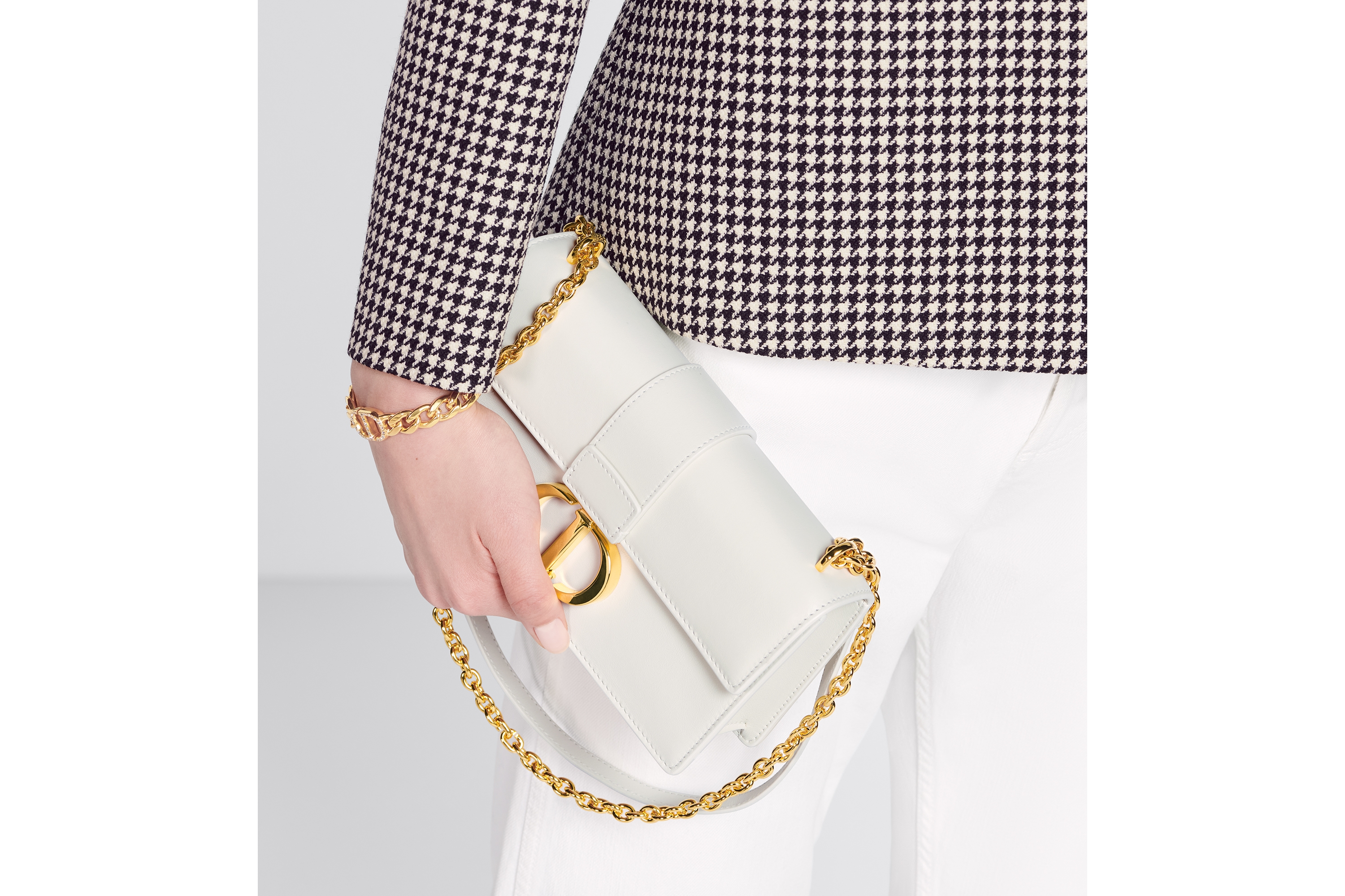 look_image_alt_prefix 30 Montaigne East-West 链条手袋 奶白色牛皮革 E14