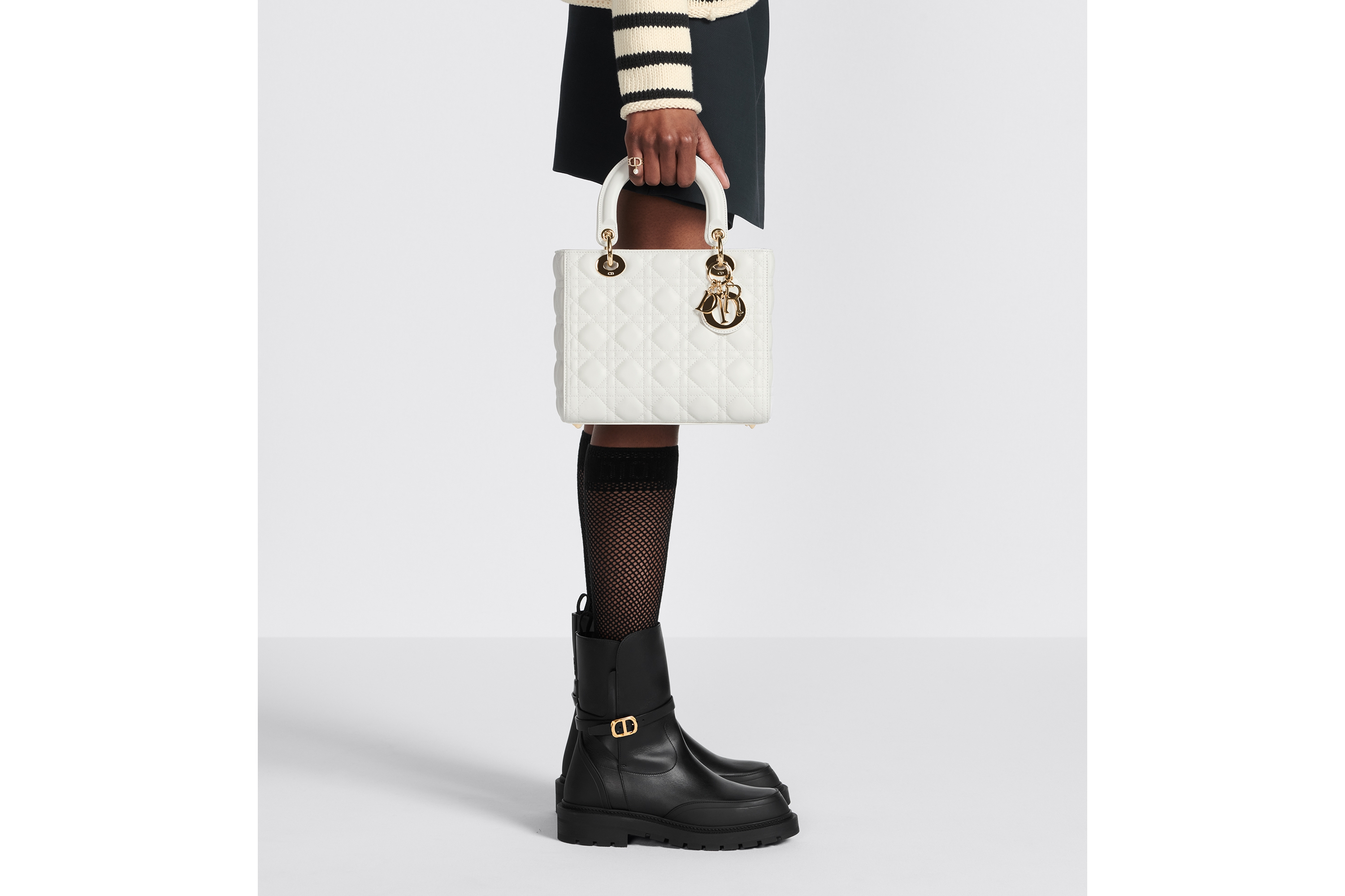 look_image_alt_prefix 中号 Lady Dior 手袋 奶白色羊皮革藤格纹 E15