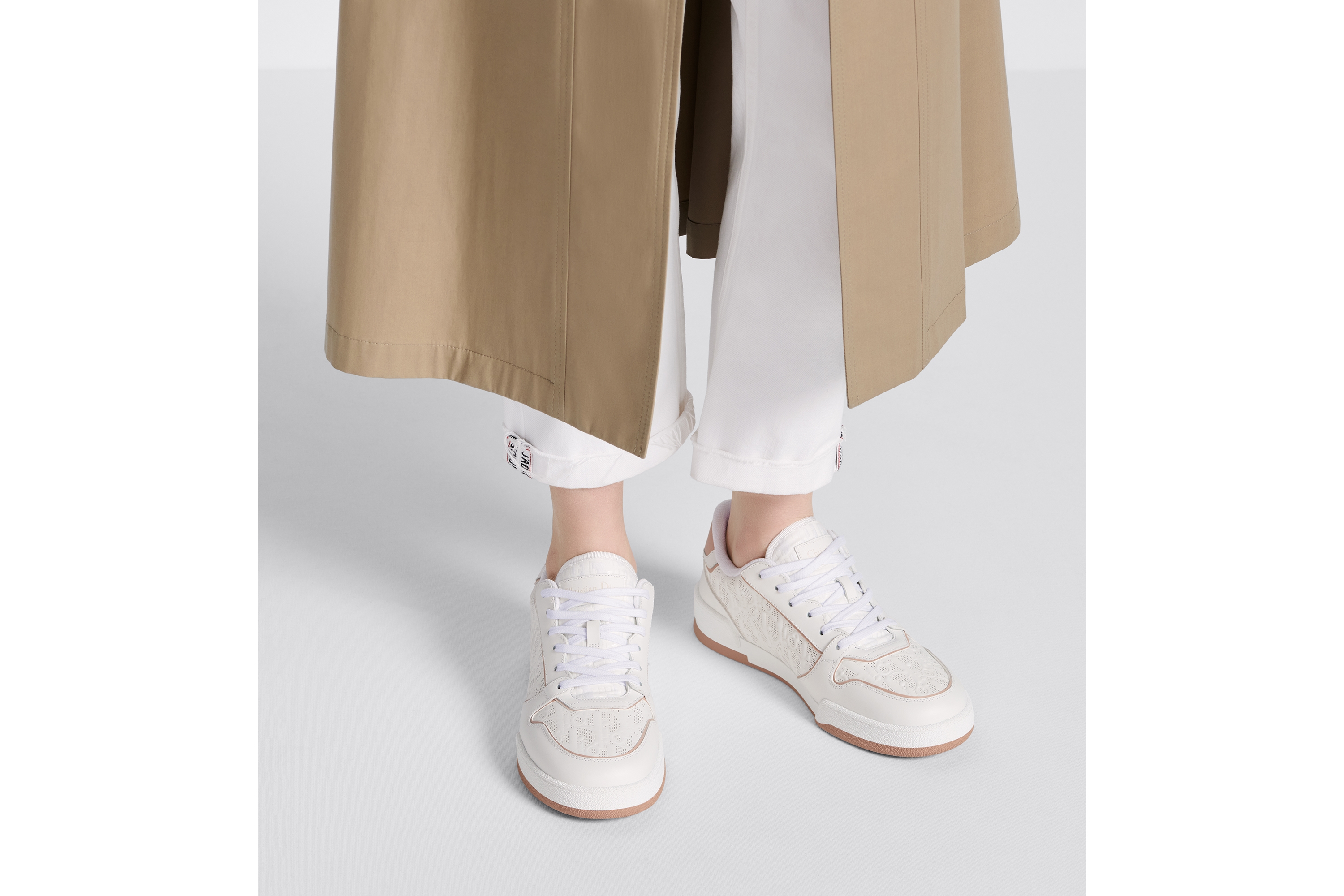 look_image_alt_prefix Dior One 运动鞋 白色和裸色镂空牛皮革 Oblique 印花 E15