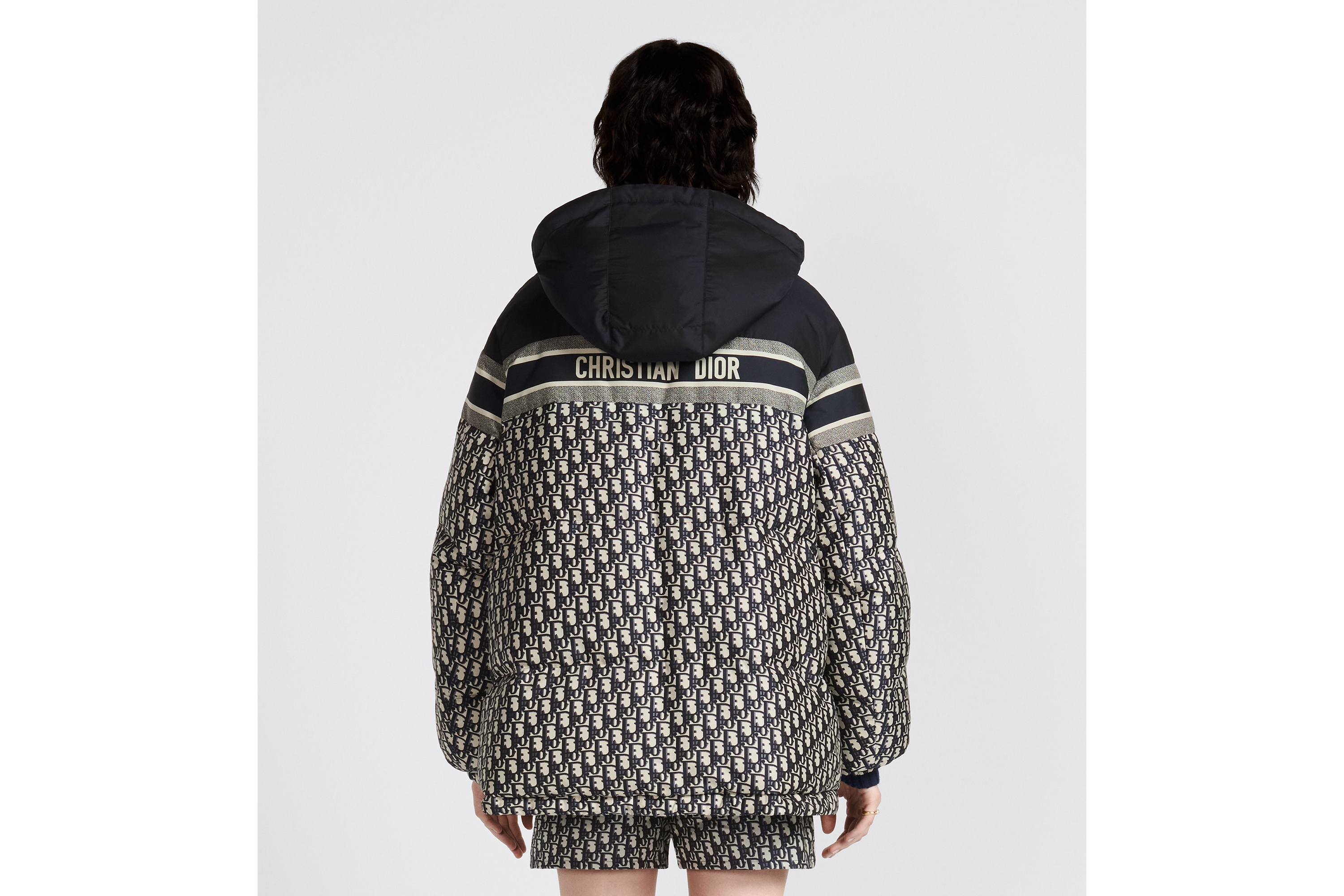 双面长款夹克 蓝色和米白色绗缝塔夫绸科技面料 Oblique 印花 E06