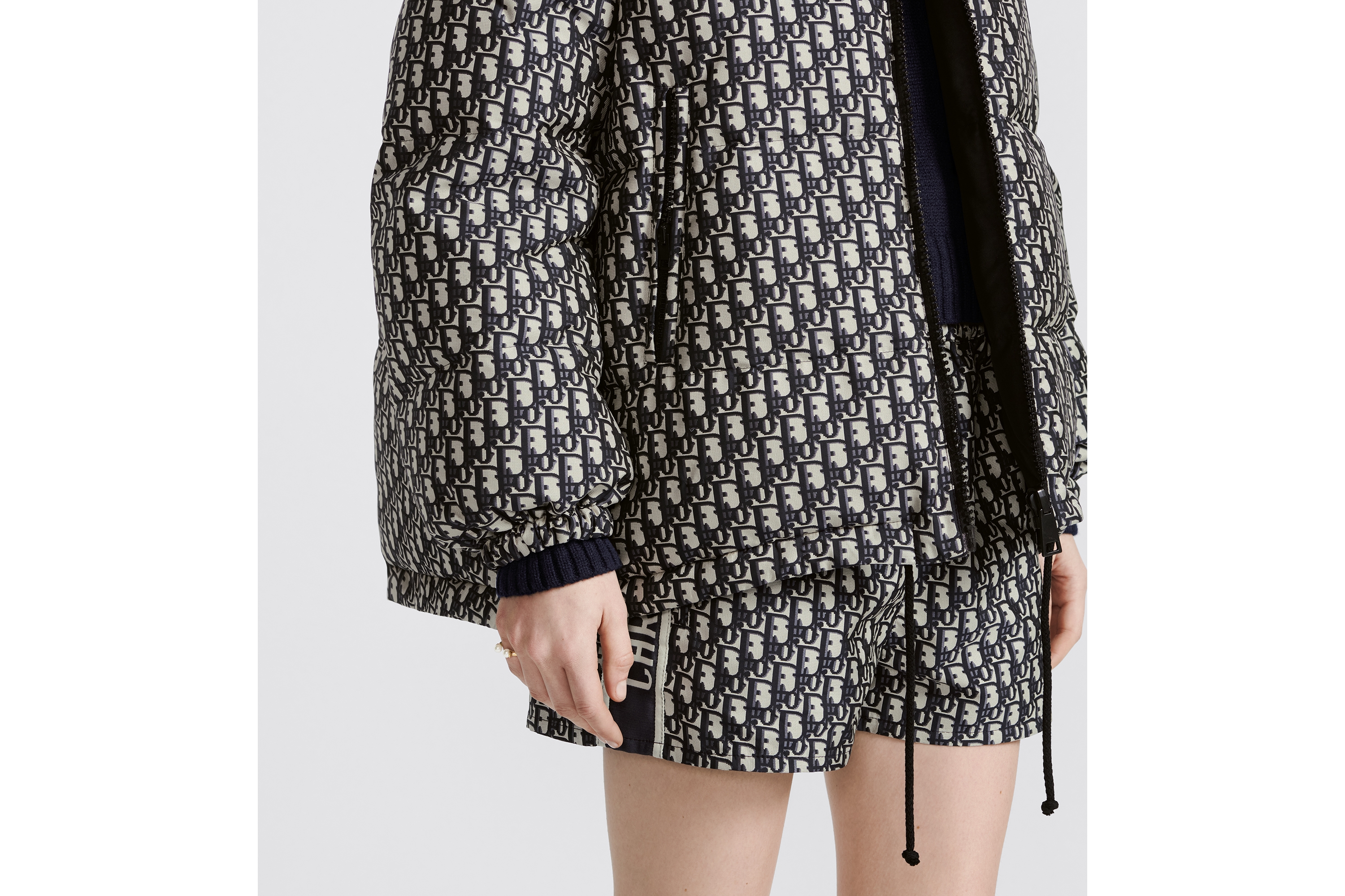 双面长款夹克 蓝色和米白色绗缝塔夫绸科技面料 Oblique 印花 E11