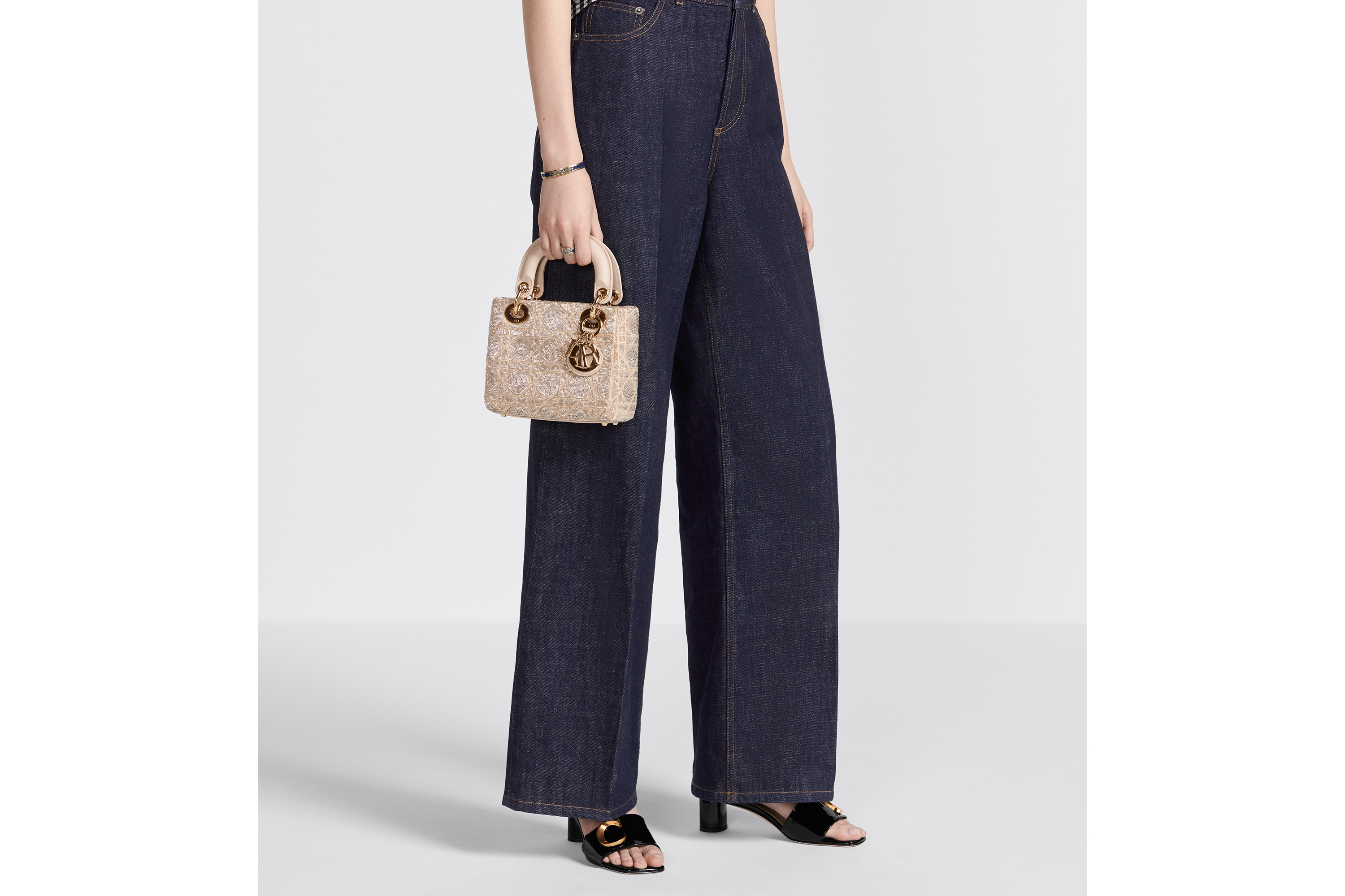 look_image_alt_prefix 迷你 Lady Dior 手袋 焦糖米色棉质面料藤格纹迷你珠饰刺绣 E11