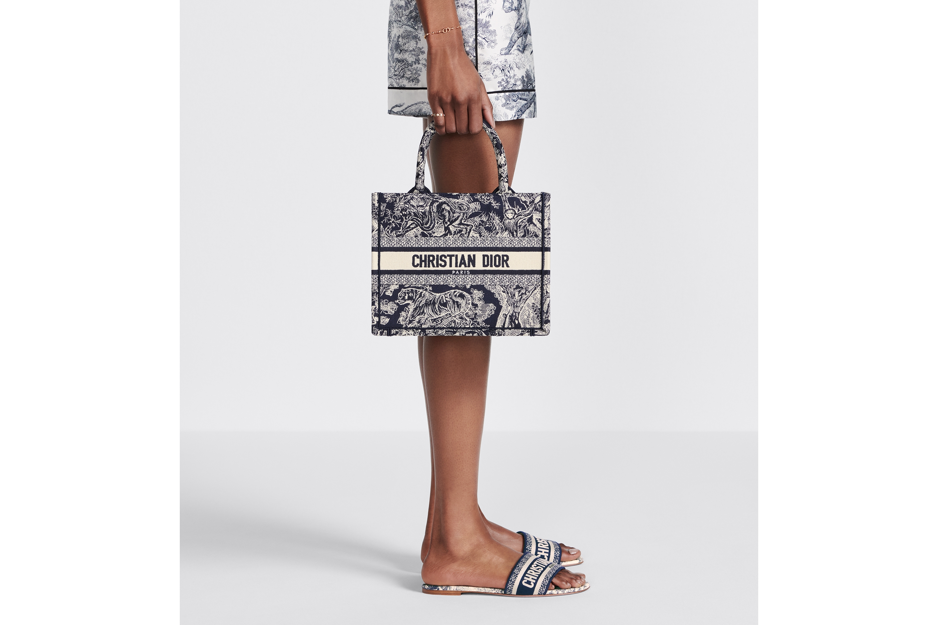 look_image_alt_prefix 小号 Book Tote 手袋 蓝色和白色 Reverse 茹伊印花刺绣 (26.5 x 22 x 14 厘米) E11