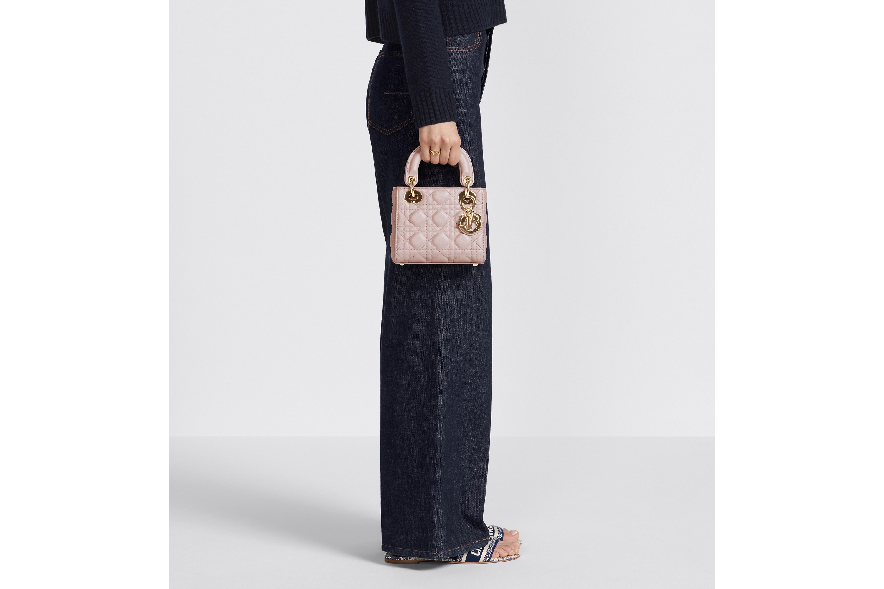 look_image_alt_prefix 迷你 Lady Dior 手袋 胭脂粉色羊皮革藤格纹 E15