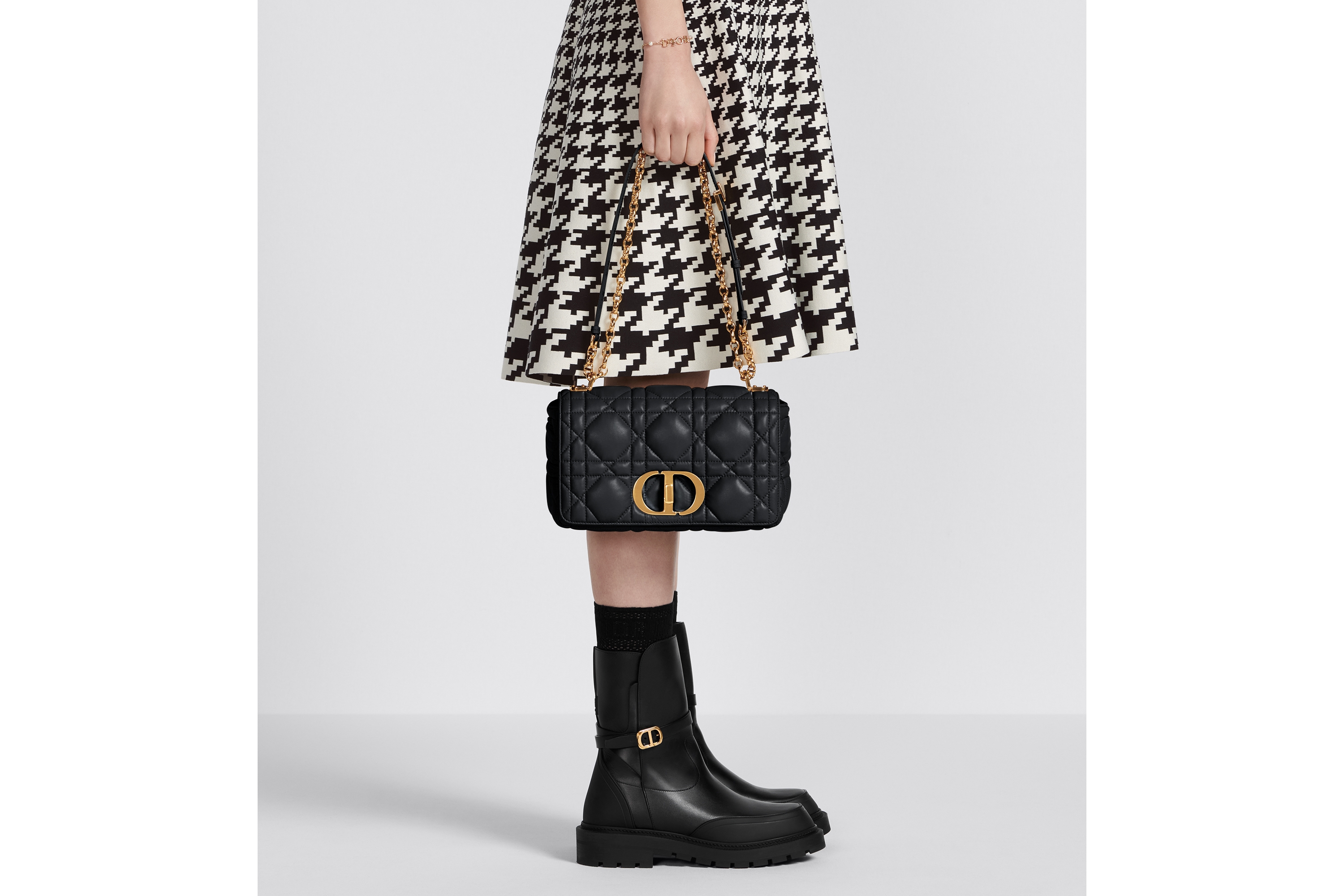 look_image_alt_prefix 中号 Dior Caro 手袋 黑色牛皮革绗缝效果超大藤格纹 E12