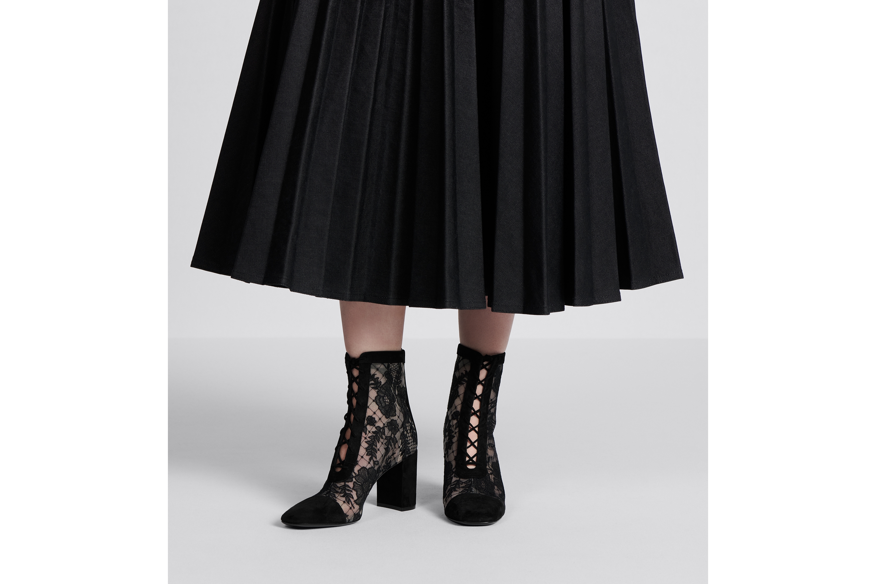 look_image_alt_prefix Naughtily-D 带跟及踝靴 透明网面和黑色绒面羊皮革搭配 Dior Roses 图案刺绣 E15