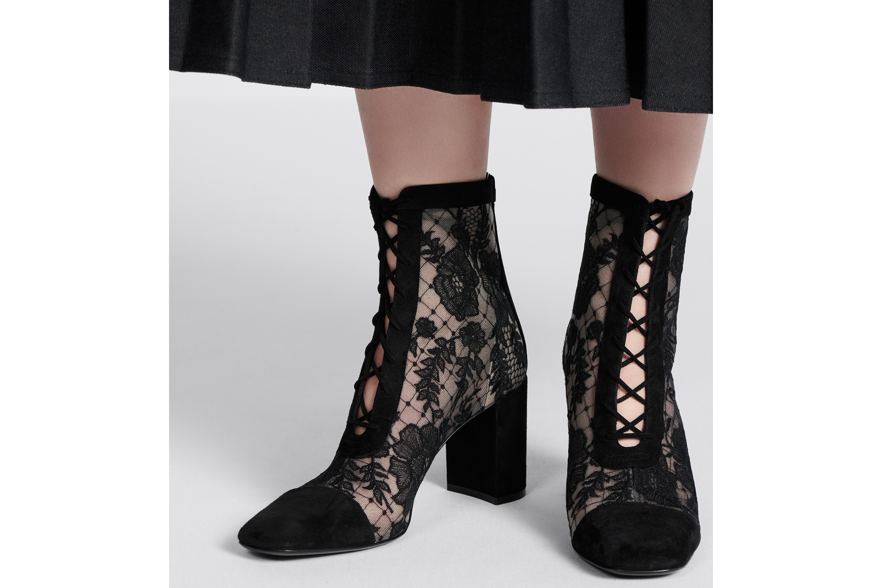 look_image_alt_prefix Naughtily-D 带跟及踝靴 透明网面和黑色绒面羊皮革搭配 Dior Roses 图案刺绣 E17