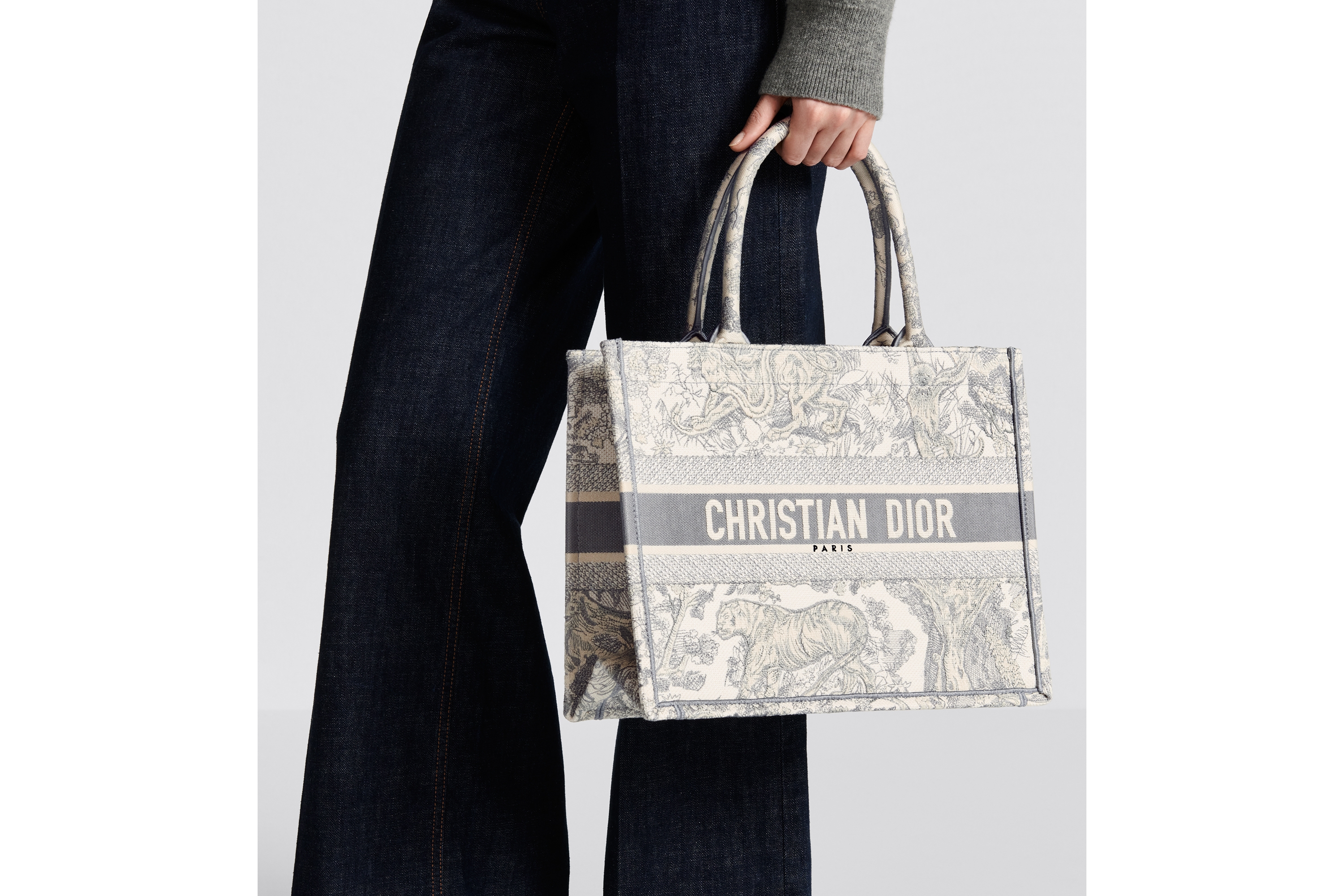 look_image_alt_prefix 中号 Book Tote 手袋 米白色和灰色茹伊印花刺绣面料（36 x 27.5 x 16.5 厘米） E10