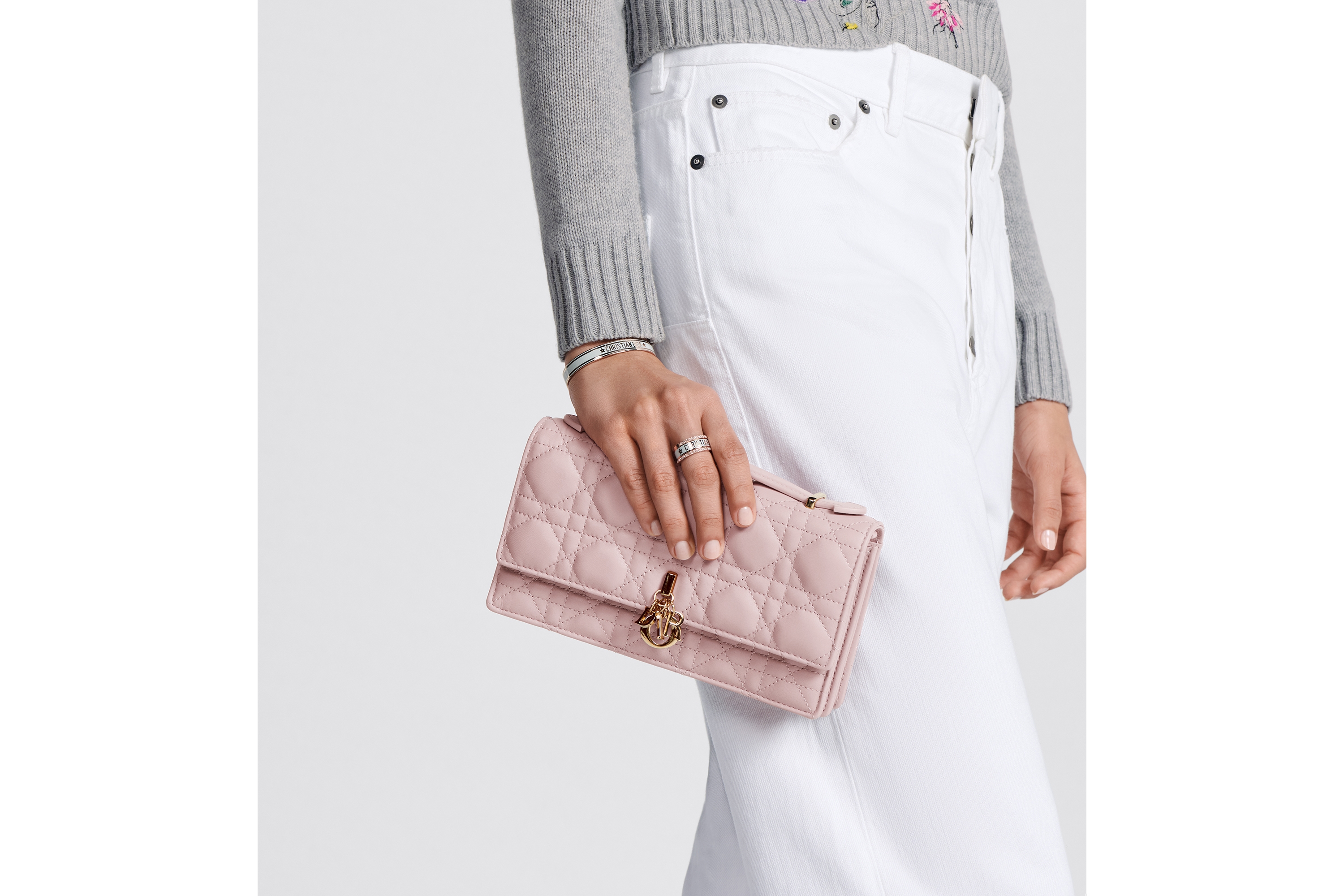 look_image_alt_prefix My Dior 迷你链条手袋 胭脂粉色羊皮革藤格纹 E06