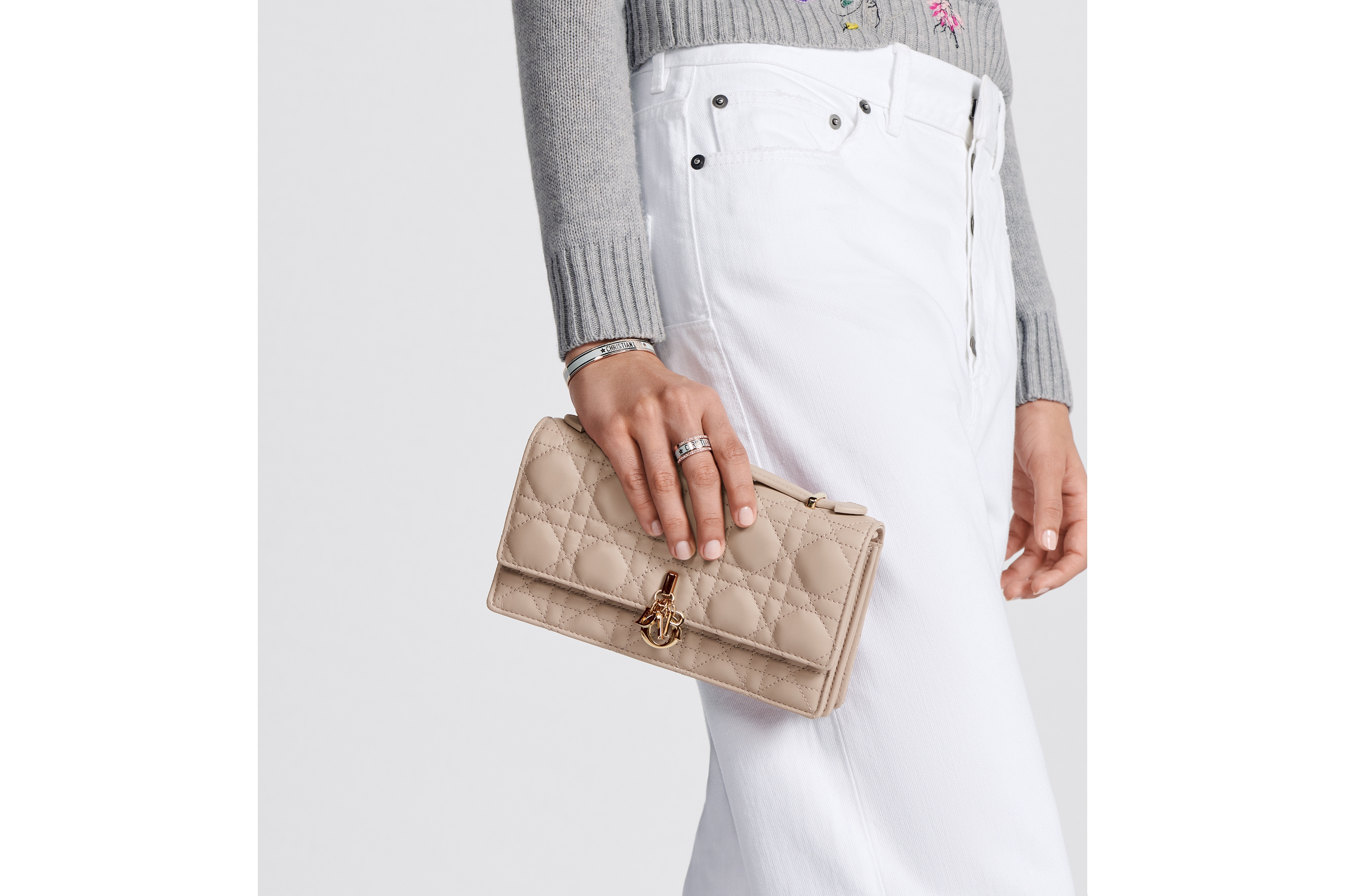 look_image_alt_prefix My Dior 迷你链条手袋 胭脂米色羊皮革藤格纹 E06