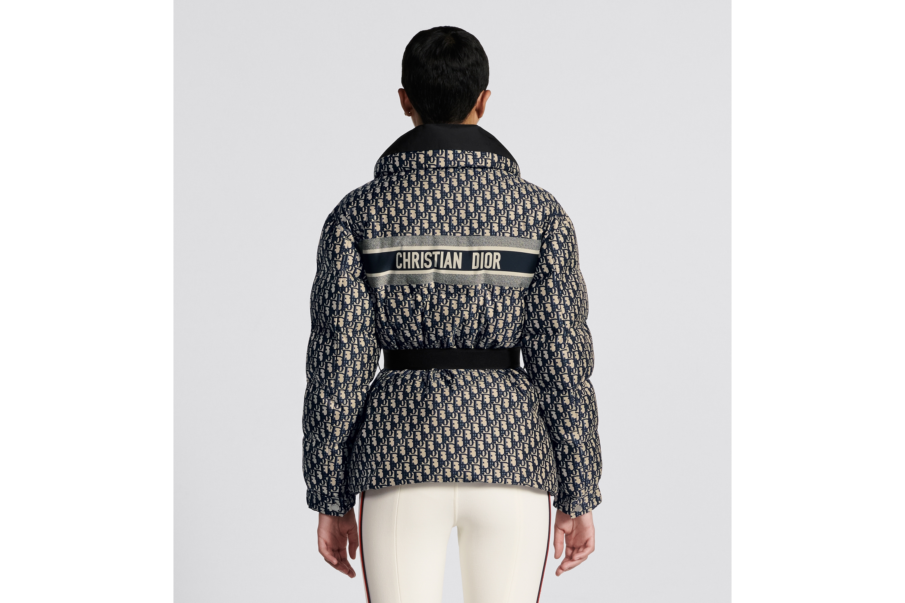 look_image_alt_prefix DiorAlps 夹克 蓝色绗缝塔夫绸科技面料 Oblique 印花搭配腰带 E06