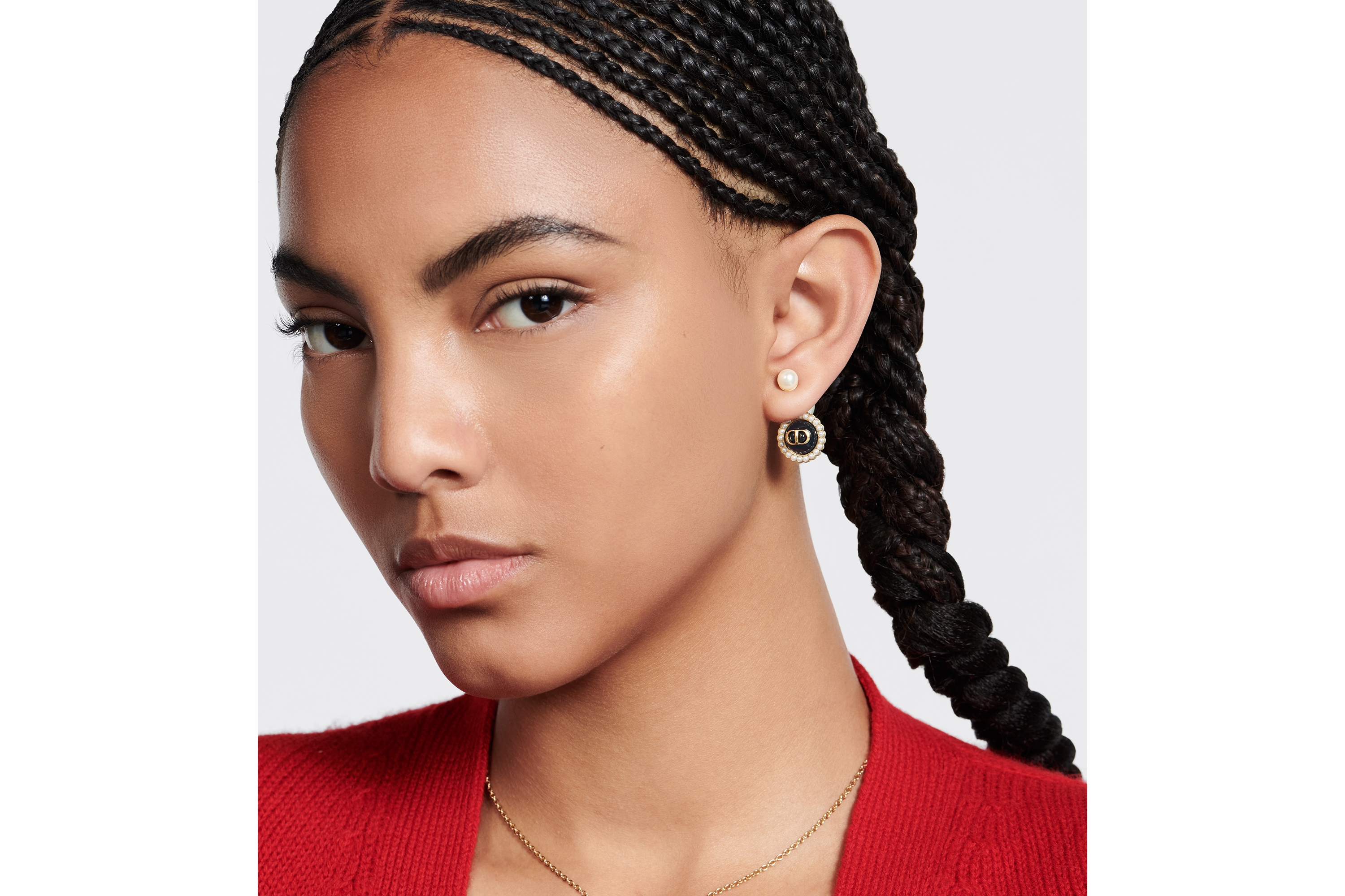 look_image_alt_prefix Dior Tribales 耳环 金色饰面金属、白色树脂珠饰和黑色玻璃装饰 E07