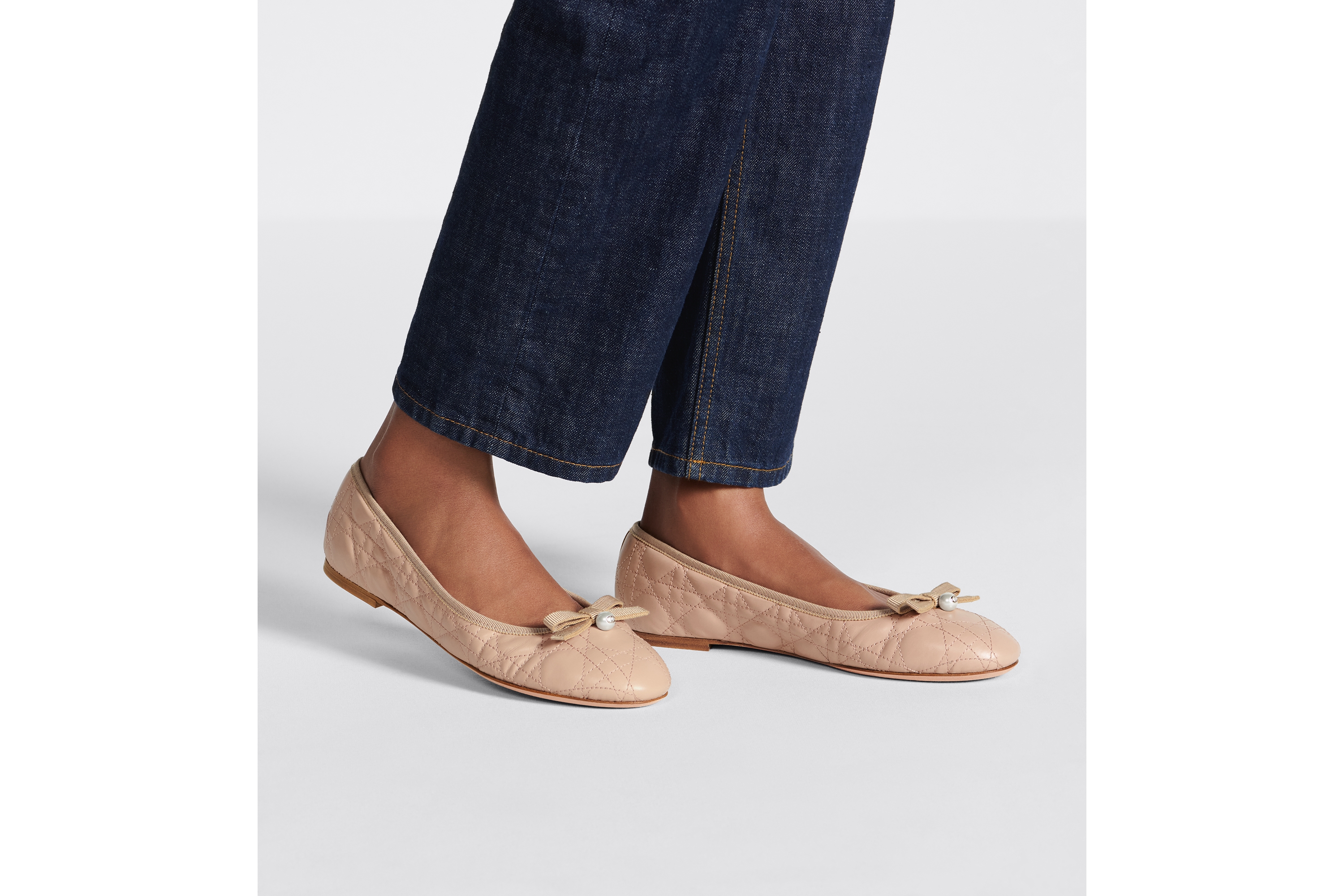 look_image_alt_prefix Dior 芭蕾鞋 裸色绗缝牛皮革藤格纹 E15