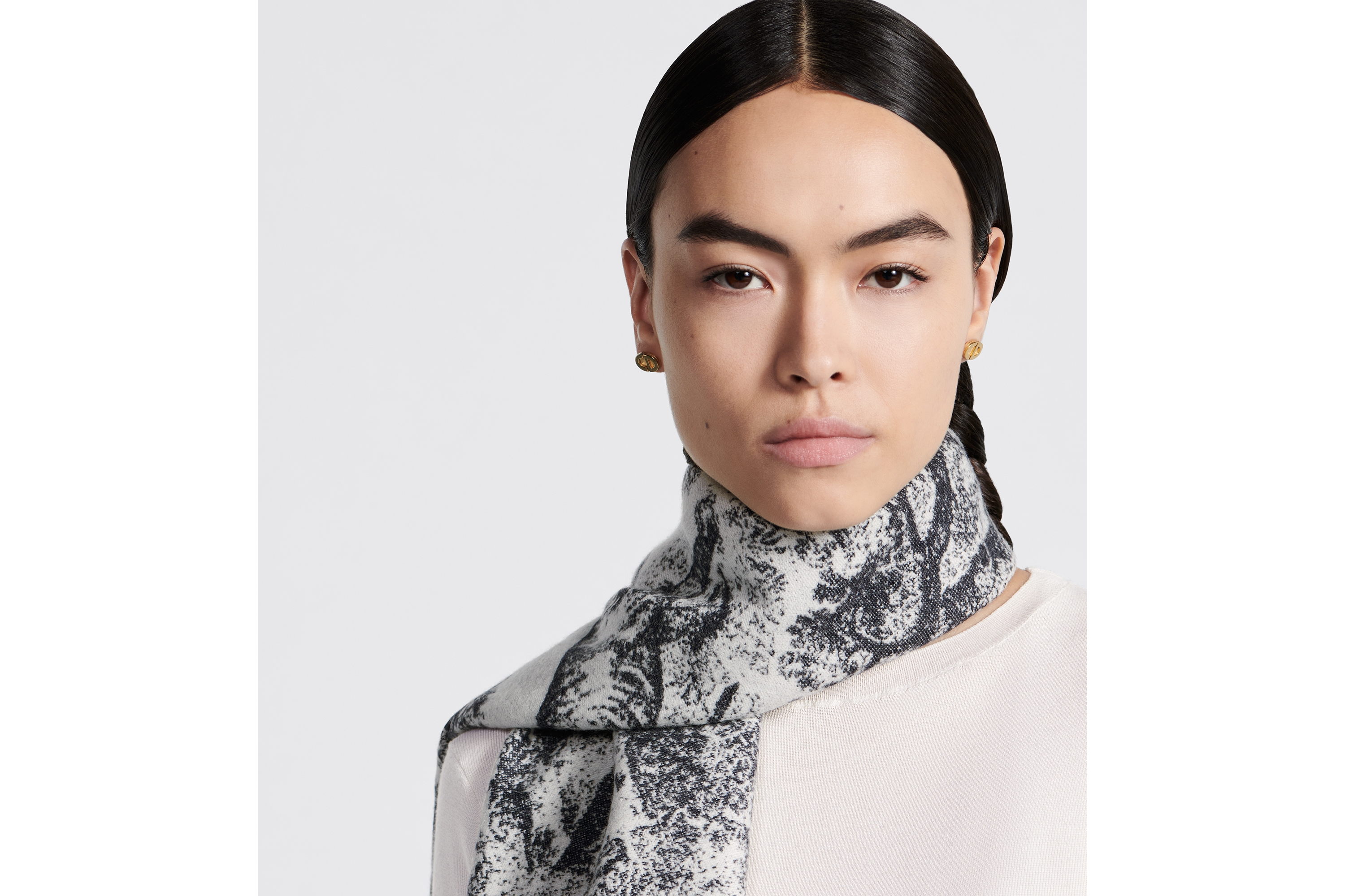 look_image_alt_prefix Dior 印花围巾 海军蓝色山羊绒和绵羊毛混纺面料 Sauvage 茹伊印花 E08