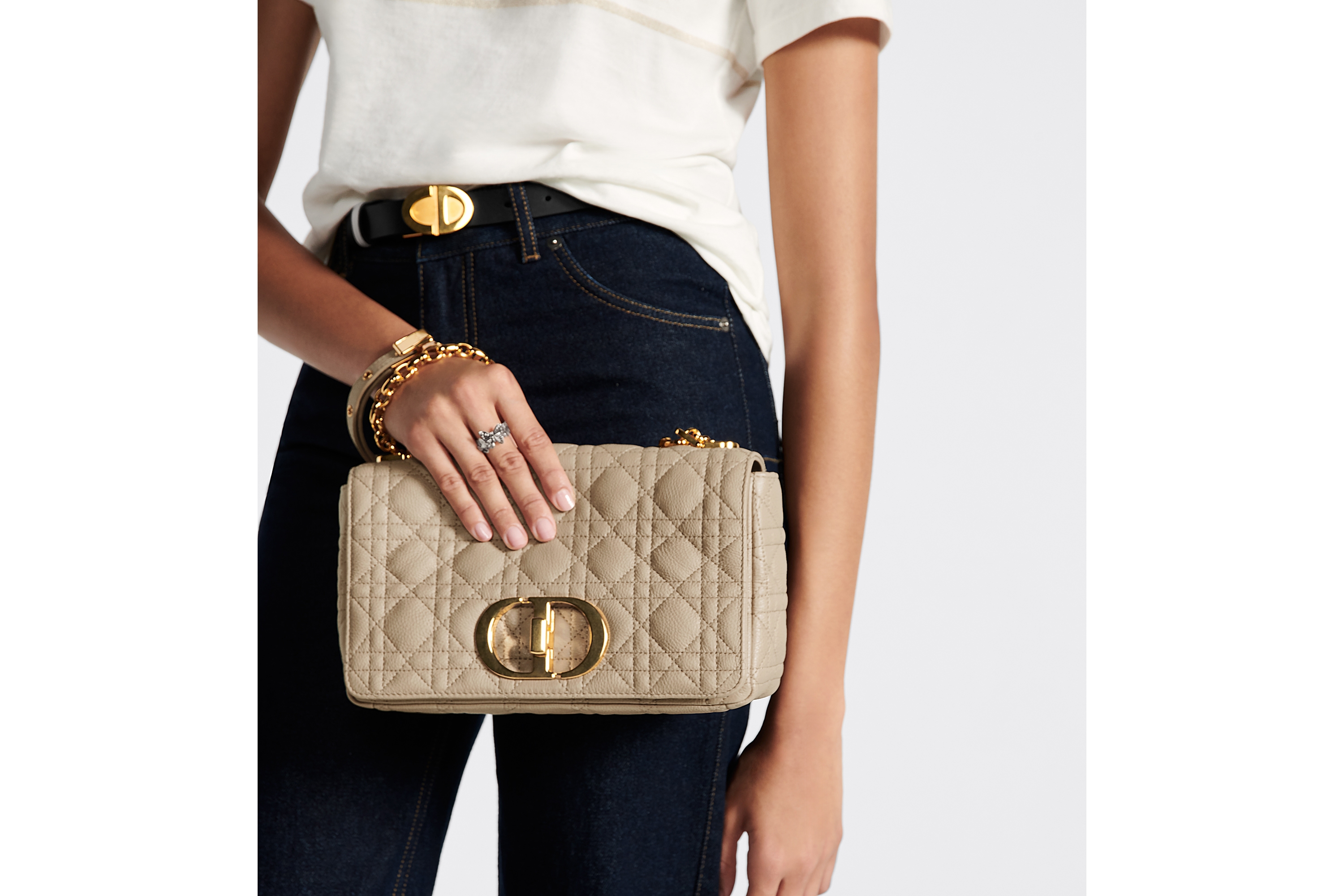 look_image_alt_prefix 中号 Dior Caro 手袋 绳米色柔软牛皮革藤格纹 E06