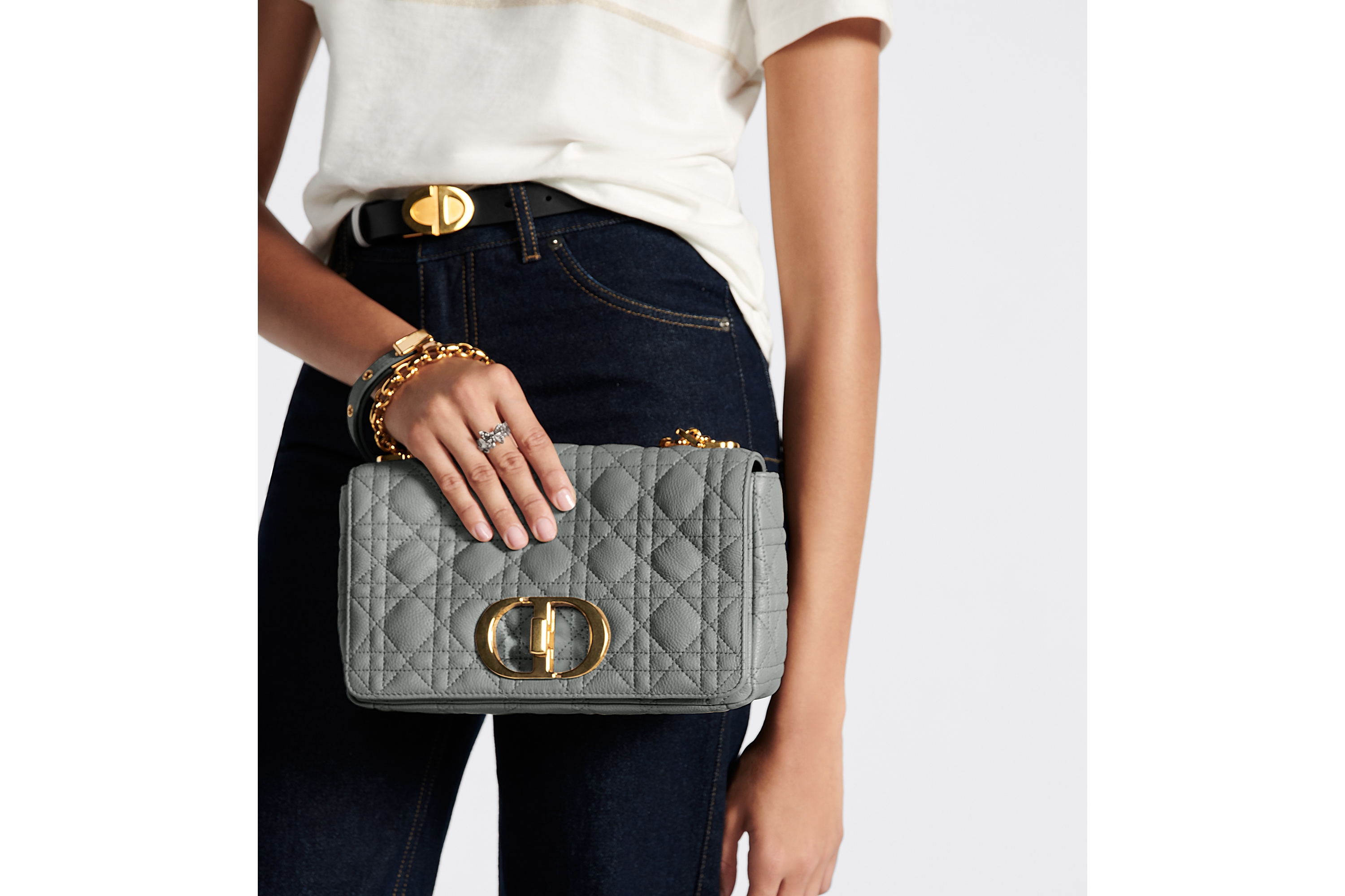 look_image_alt_prefix 中号 Dior Caro 手袋 岩石灰色柔软牛皮革藤格纹 E06