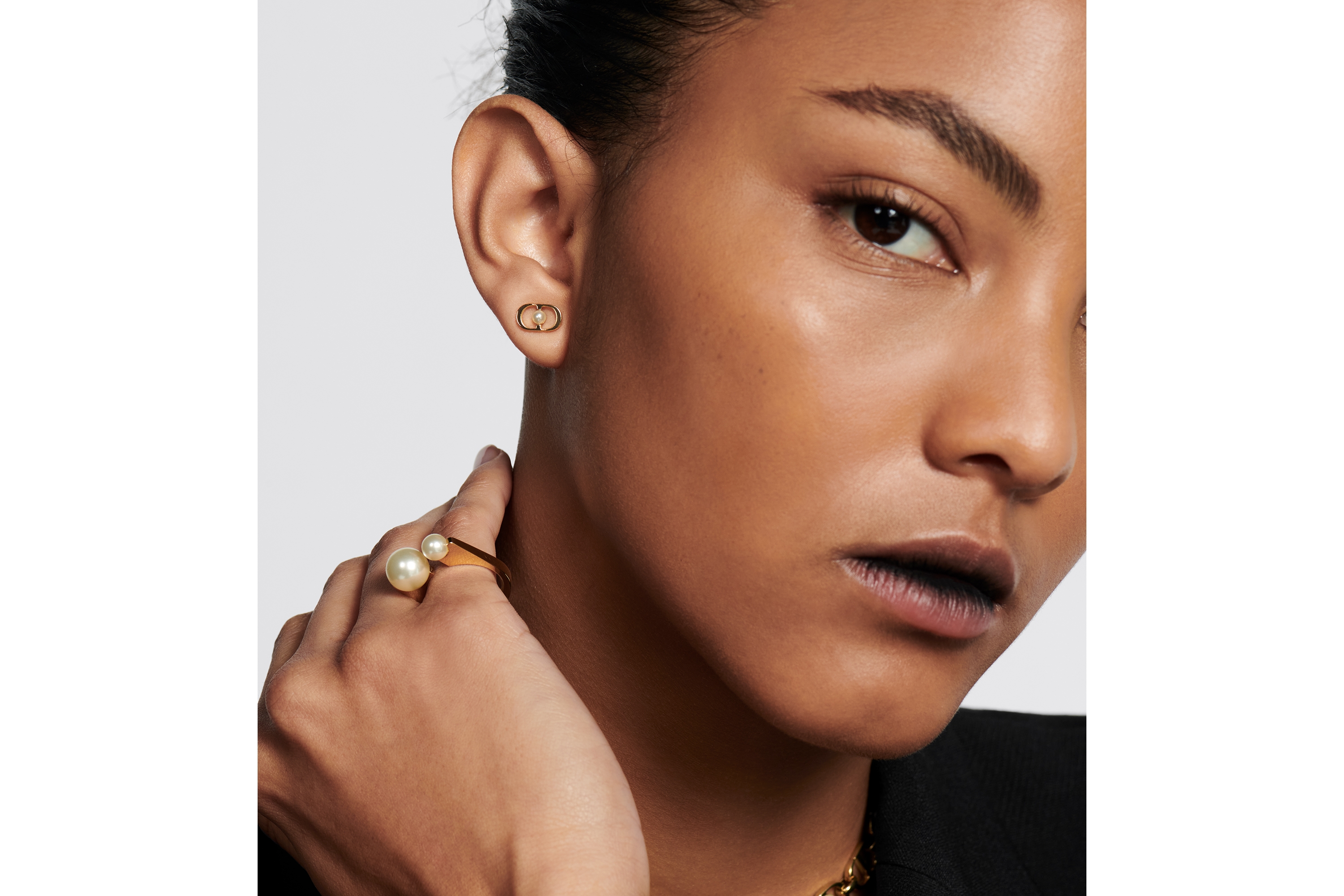 look_image_alt_prefix Petit CD Jolie 迷你耳钉 金色饰面金属和白色树脂珠饰 E11