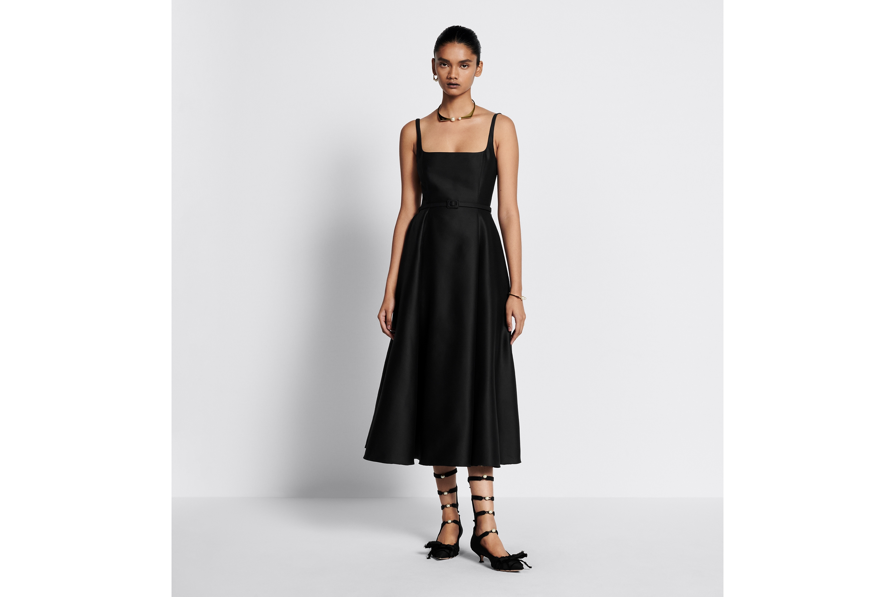 look_image_alt_prefix 喇叭形中长款连衣裙 黑色绵羊毛和桑蚕丝混纺面料 E01