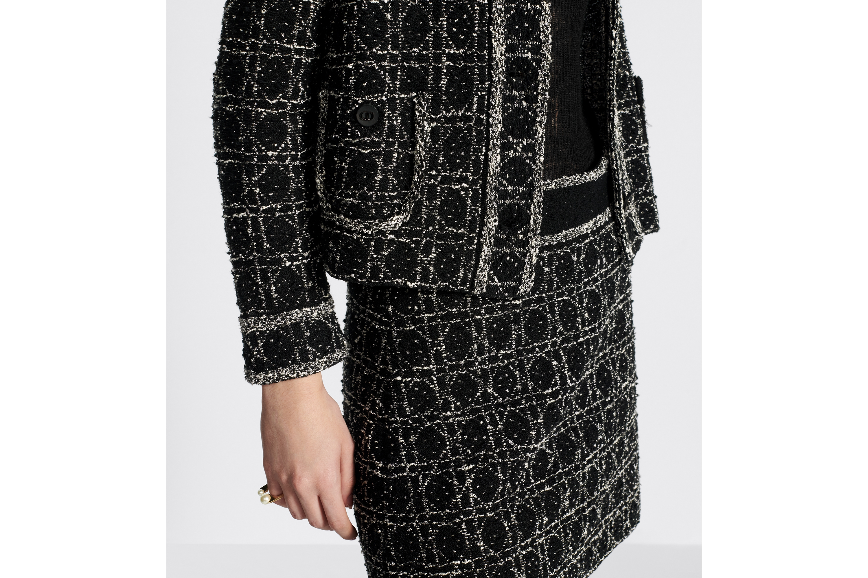 look_image_alt_prefix 外套 黑色和白色棉质混纺粗花呢科技面料超大藤格纹 E11