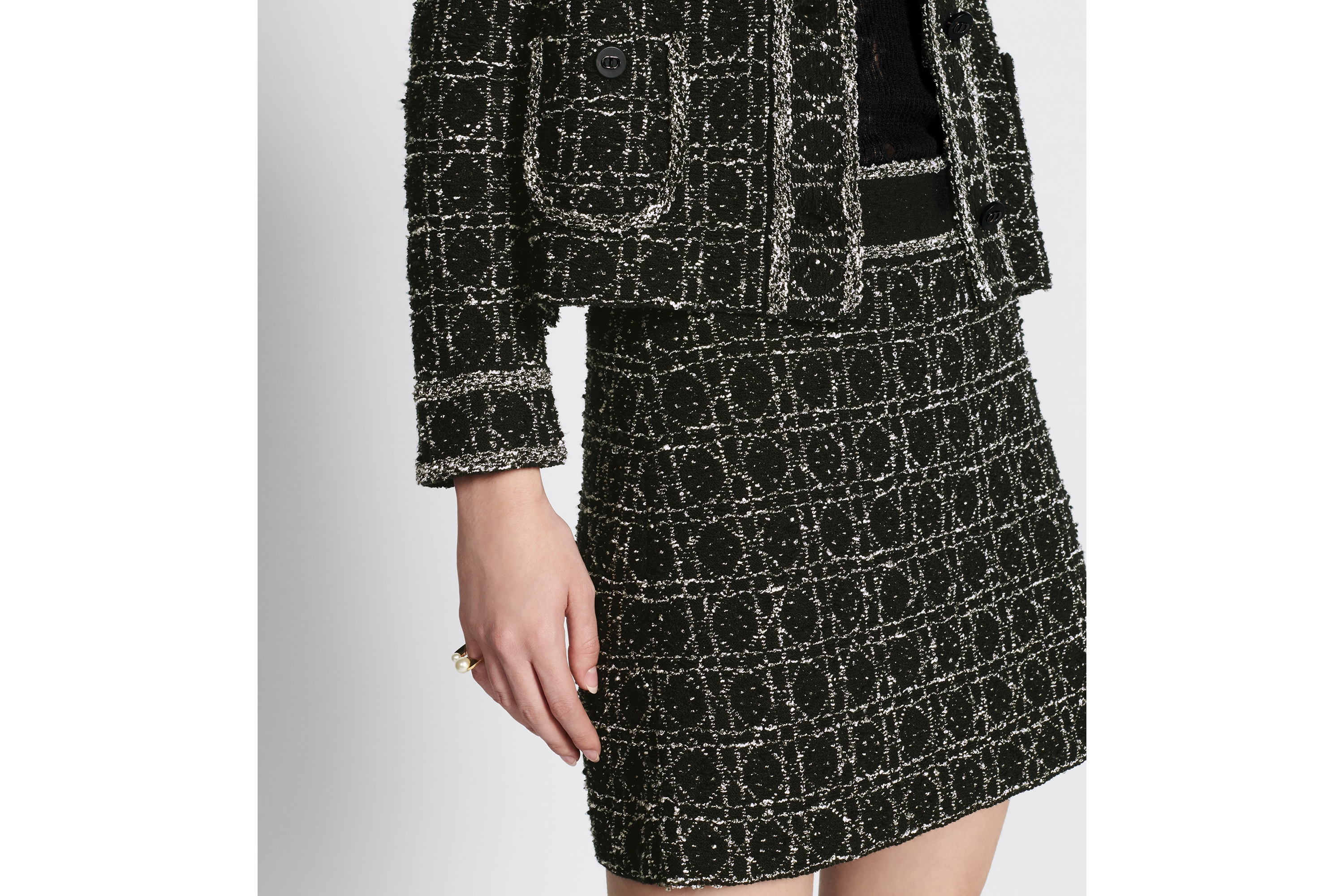 look_image_alt_prefix 喇叭形迷你裙 黑色和白色棉质混纺针织科技面料超大藤格纹 E13