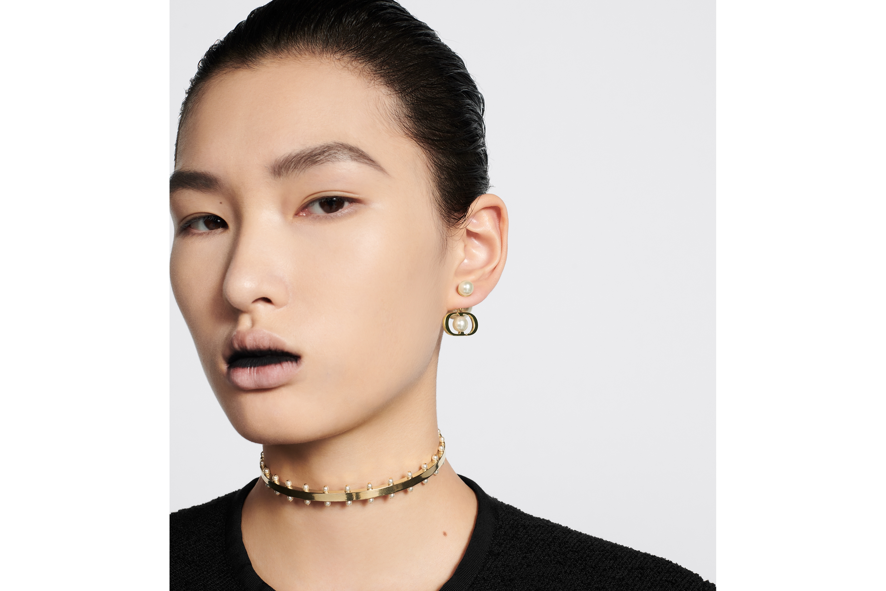 look_image_alt_prefix Dior Tribales 耳环 金色饰面金属和白色树脂珠饰 E08