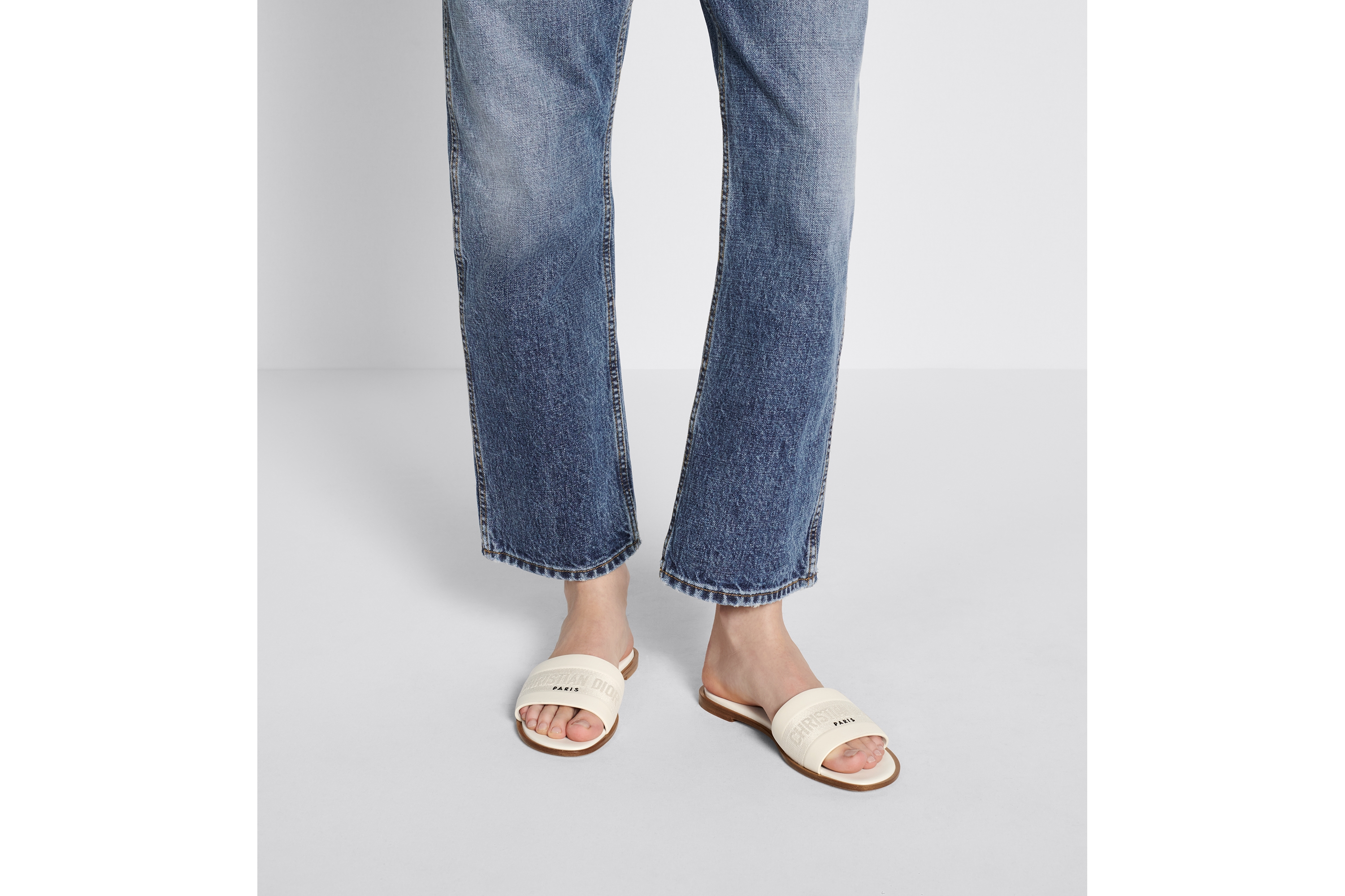 Dway 棉质凉拖 白色牛皮革和棉质刺绣 E14