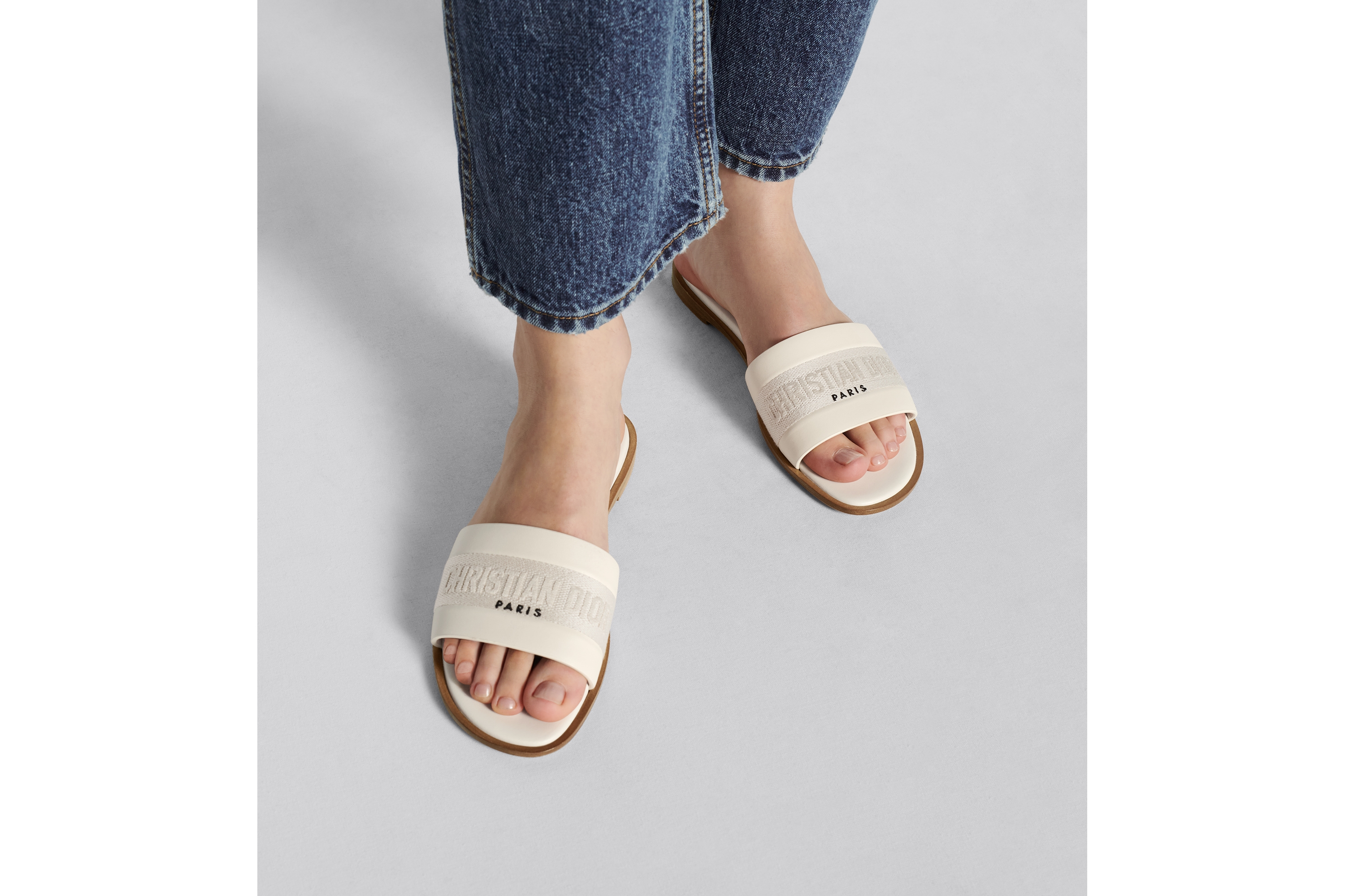 look_image_alt_prefix Dway 棉质凉拖 白色牛皮革和棉质刺绣 E15