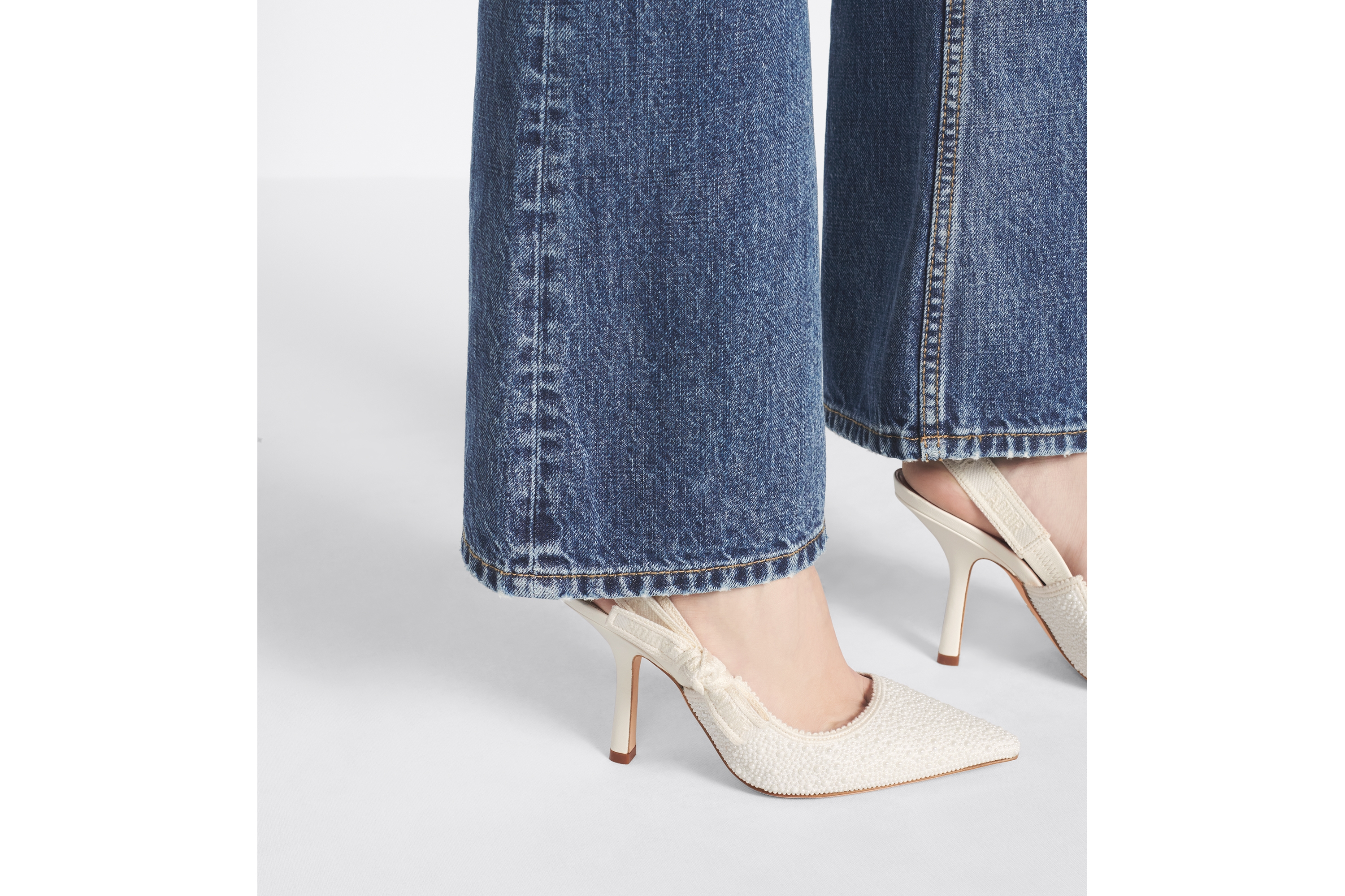 look_image_alt_prefix J'Adior 露跟高跟鞋 棉质刺绣面料和白色树脂珠饰 E15