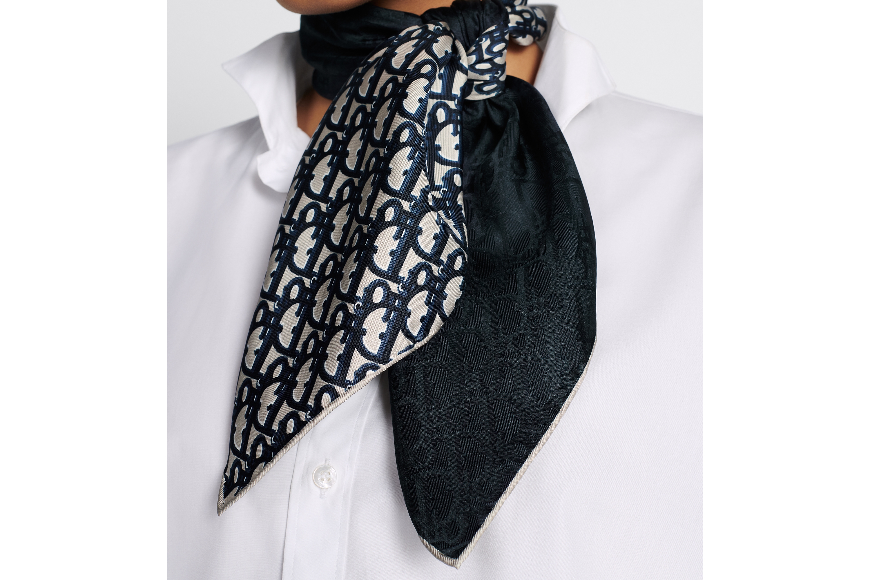 look_image_alt_prefix Dior 印花方巾 70 厘米海军蓝色桑蚕丝斜纹面料 Oblique 印花 E17