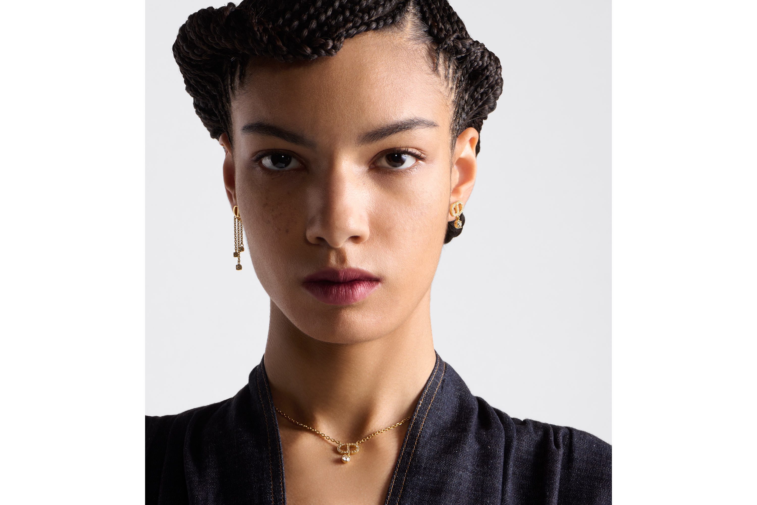 look_image_alt_prefix Petit CD 项链 金色饰面金属和白色晶体装饰 E07