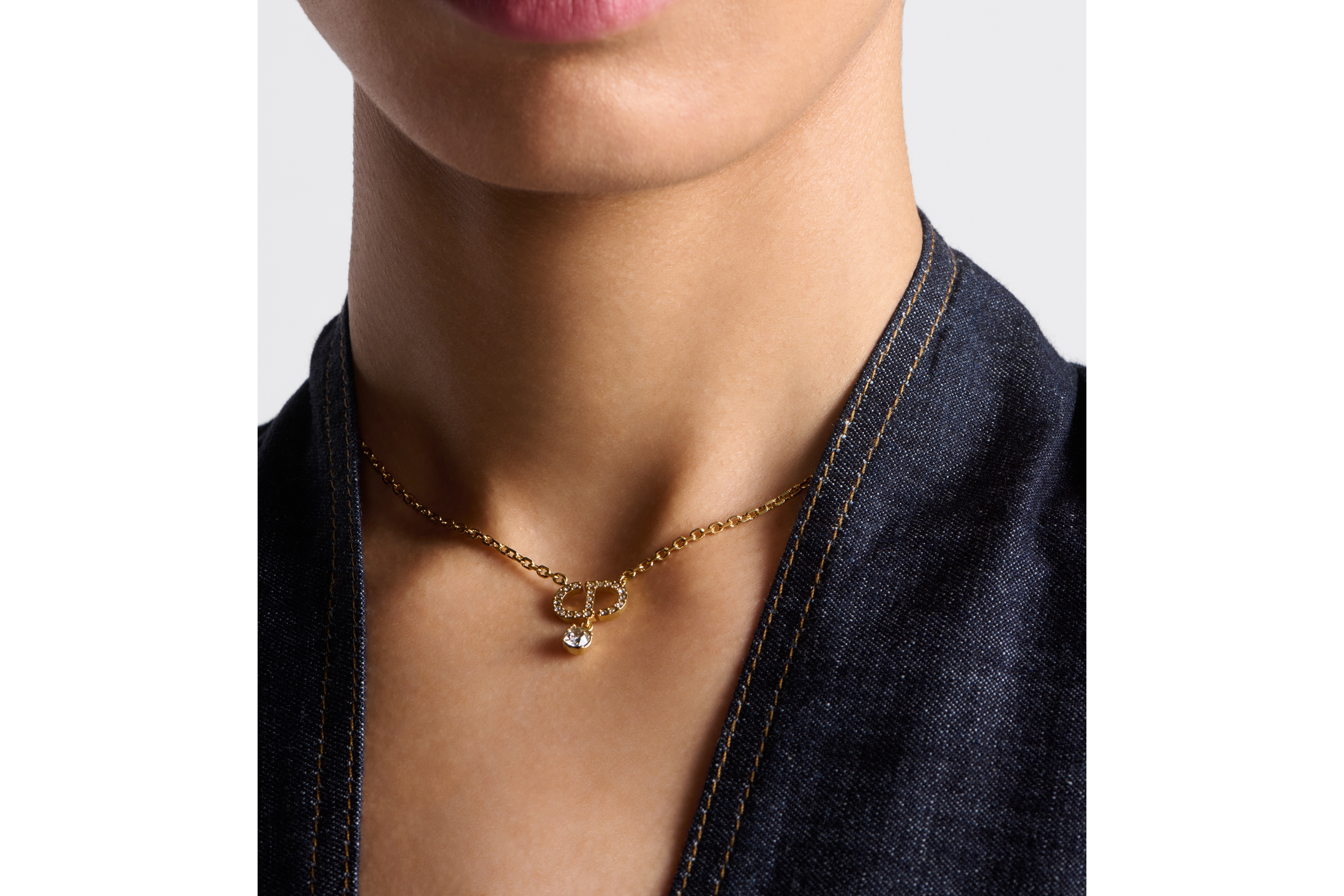 look_image_alt_prefix Petit CD 项链 金色饰面金属和白色晶体装饰 E12