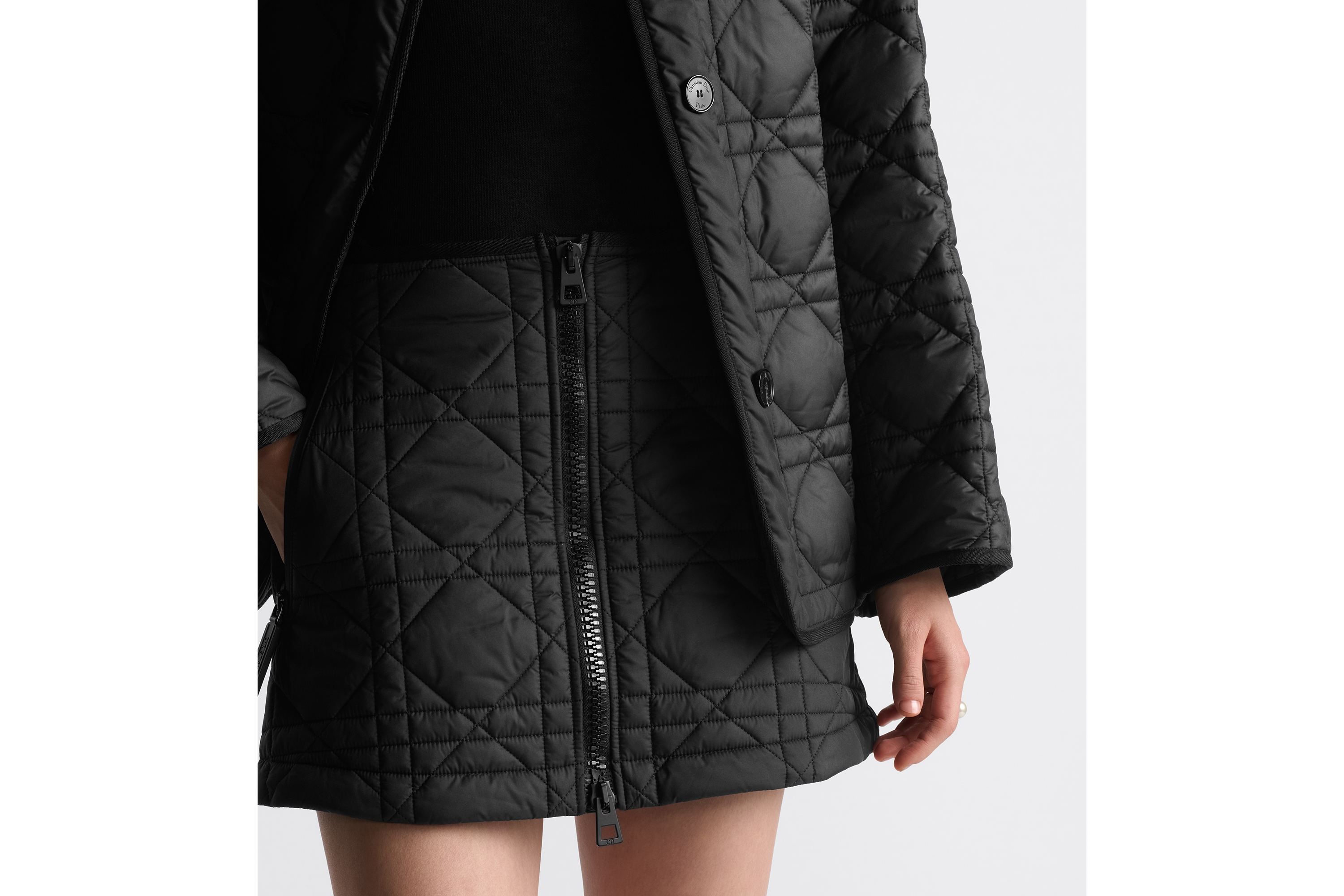 look_image_alt_prefix 迷你裙 黑色塔夫绸科技面料绗缝效果超大藤格纹 E13