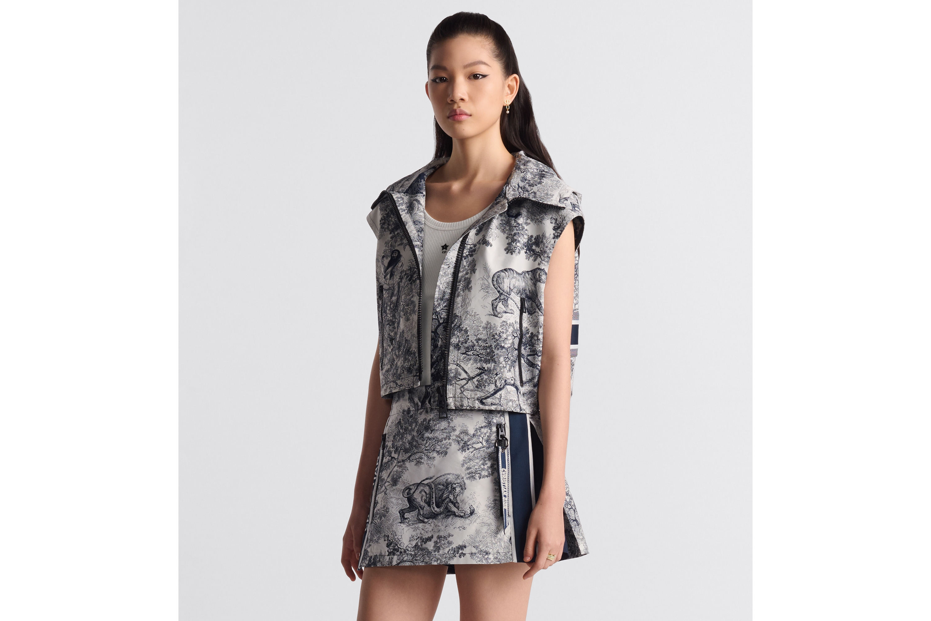 look_image_alt_prefix Dioriviera 裙裤 白色和蓝色塔夫绸科技提花面料 Sauvage 茹伊印花图案 E04