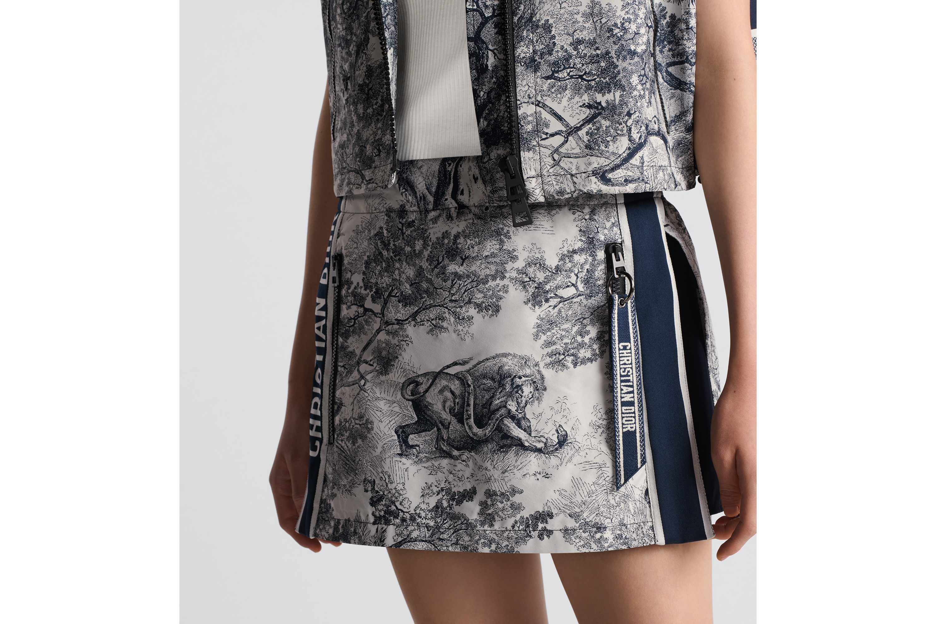 Dioriviera 裙裤 白色和蓝色塔夫绸科技提花面料 Sauvage 茹伊印花图案 E14