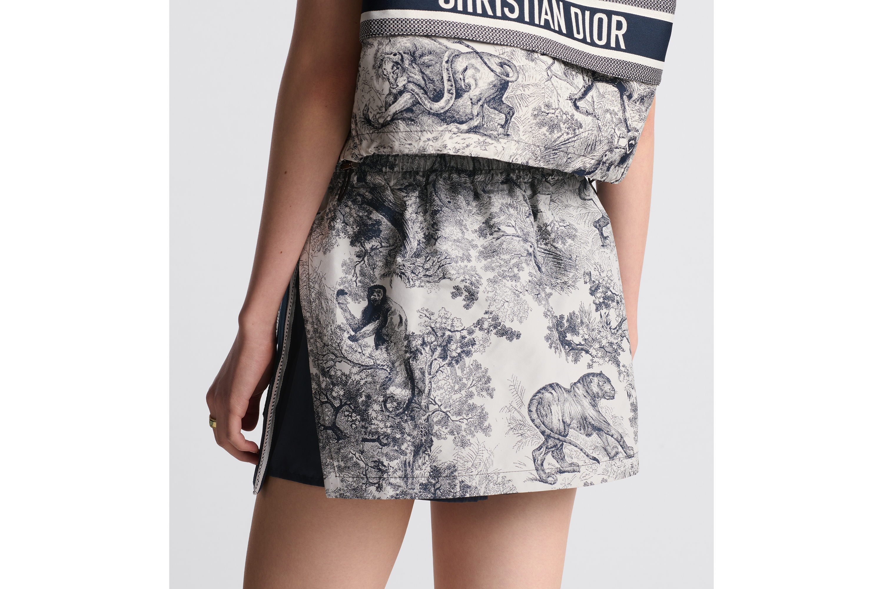 Dioriviera 裙裤 白色和蓝色塔夫绸科技提花面料 Sauvage 茹伊印花图案 E16