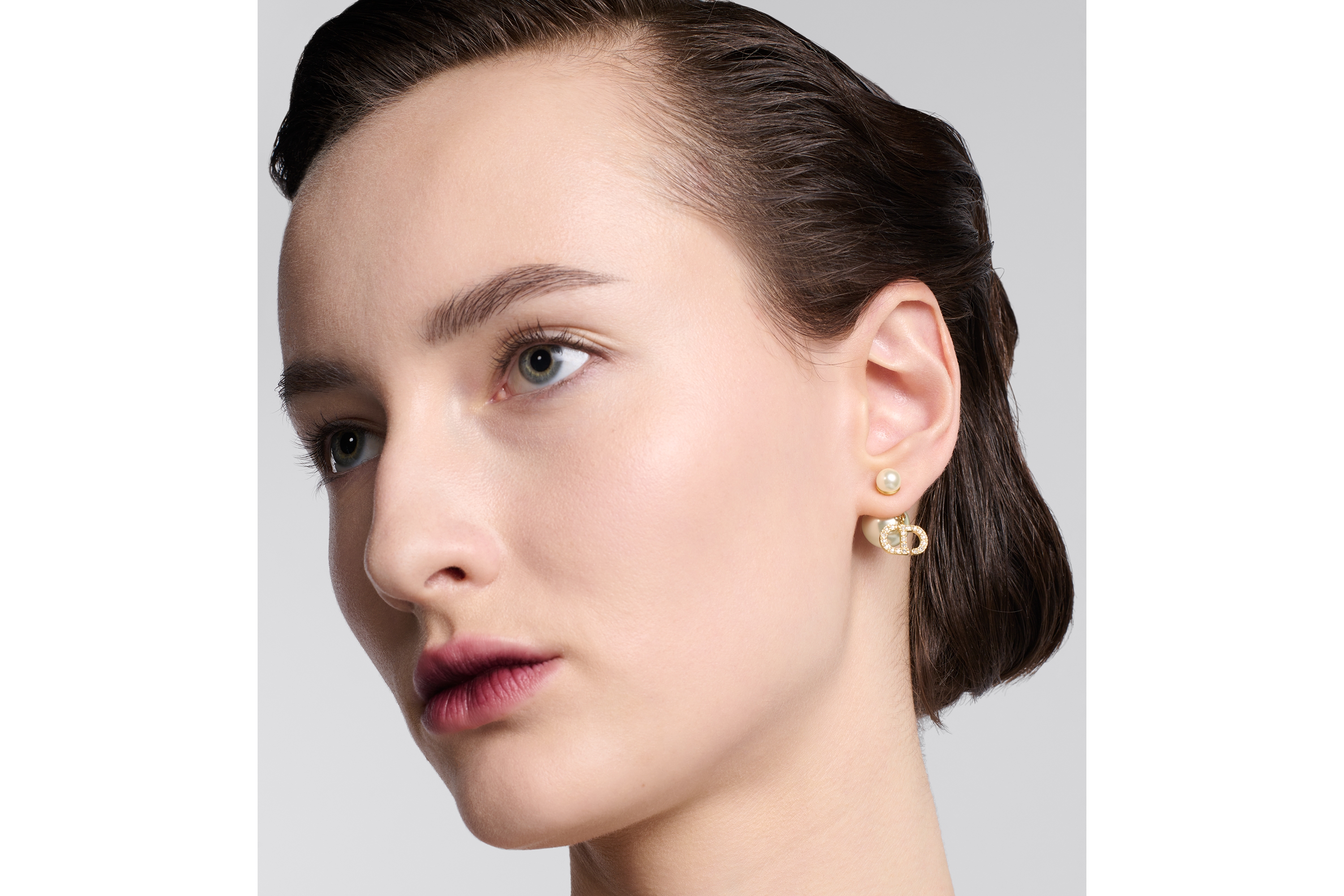 look_image_alt_prefix Dior Tribales 耳环 金色饰面金属搭配白色树脂珠饰和银色调仿水晶装饰 E07