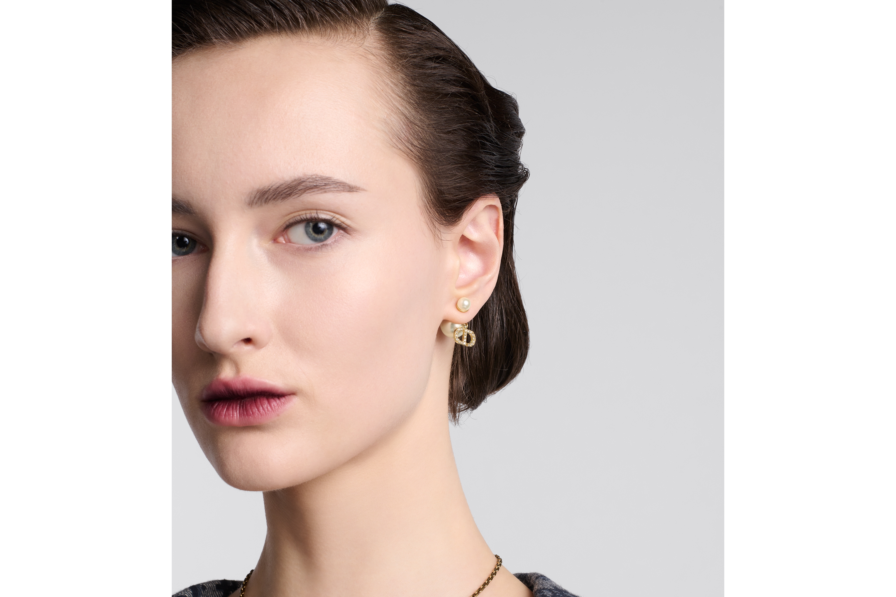 look_image_alt_prefix Dior Tribales 耳环 金色饰面金属搭配白色树脂珠饰和银色调仿水晶装饰 E18