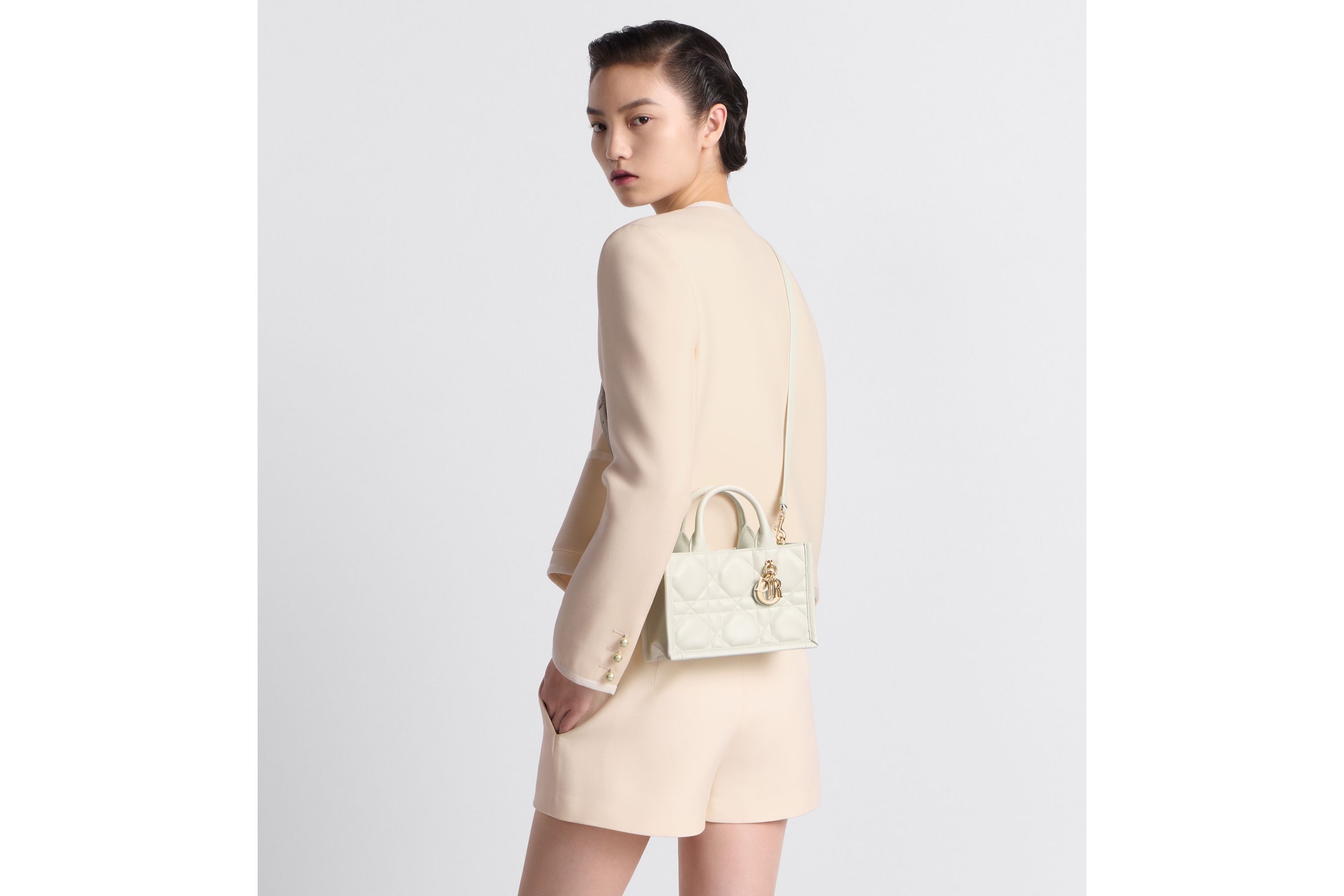 look_image_alt_prefix 迷你 Book Tote 手袋 奶白色牛皮革超大藤格纹（21.5 x 13 x 7.5 厘米） E06