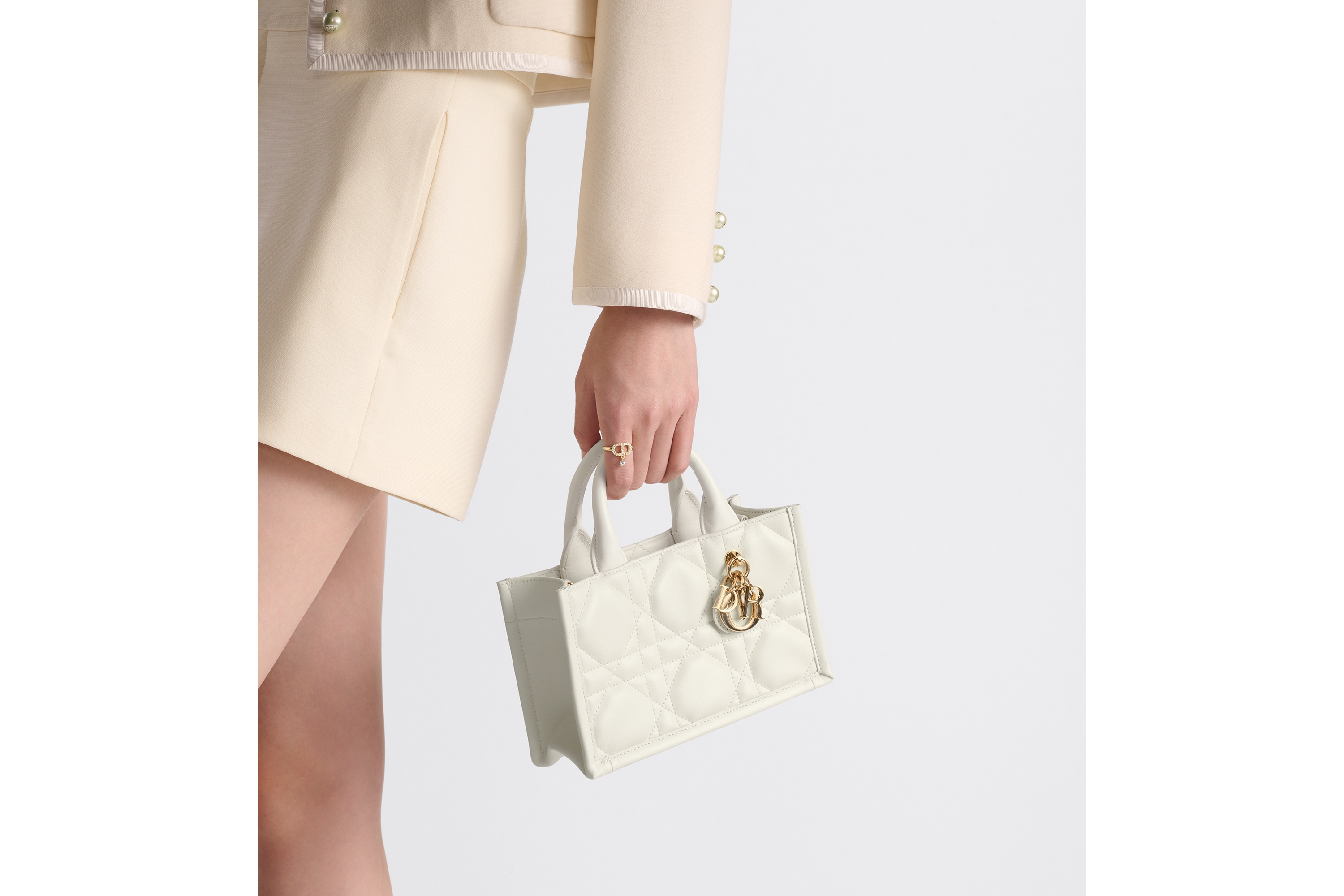 look_image_alt_prefix 迷你 Book Tote 手袋 奶白色牛皮革超大藤格纹（21.5 x 13 x 7.5 厘米） E11