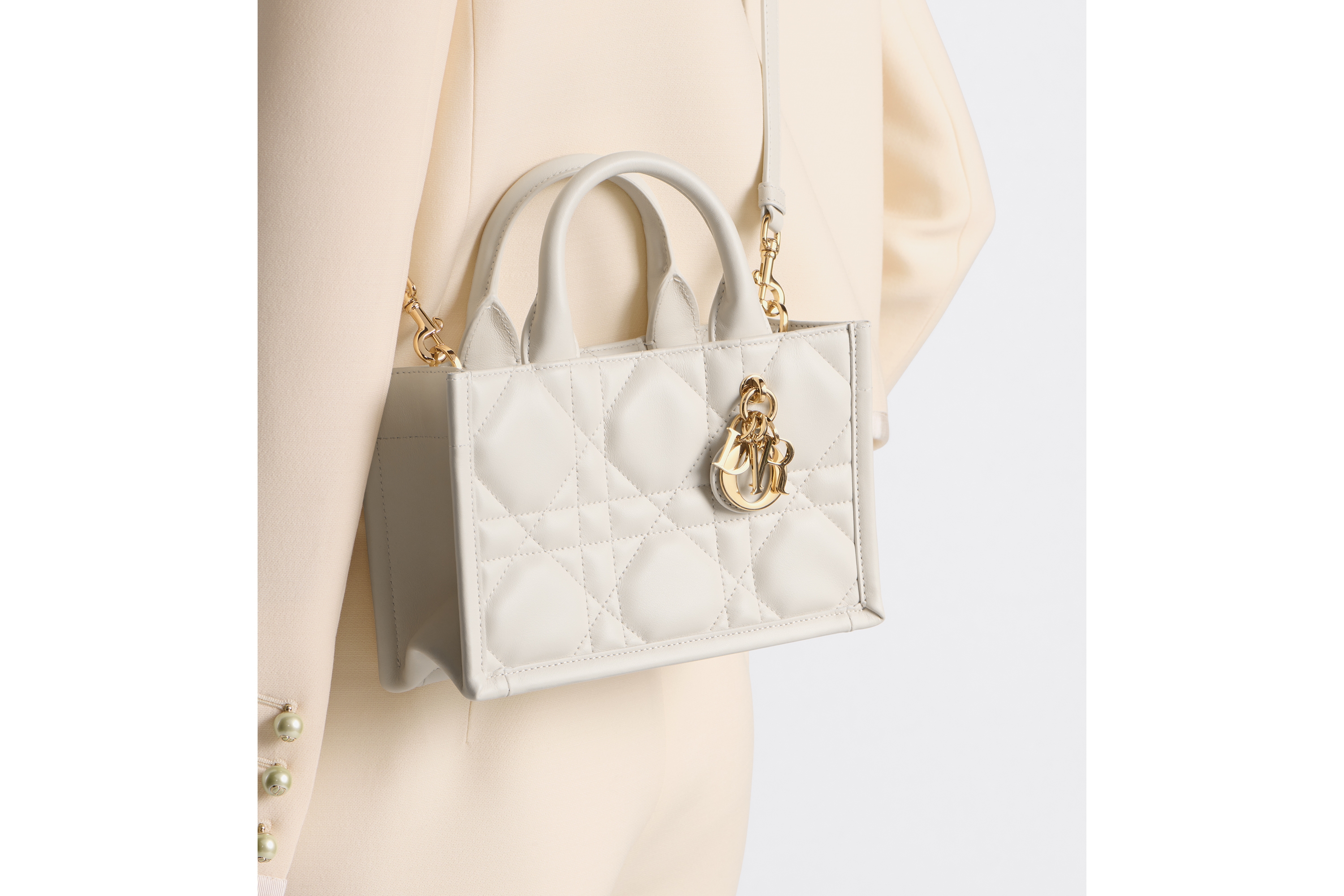 look_image_alt_prefix 迷你 Book Tote 手袋 奶白色牛皮革超大藤格纹（21.5 x 13 x 7.5 厘米） E17