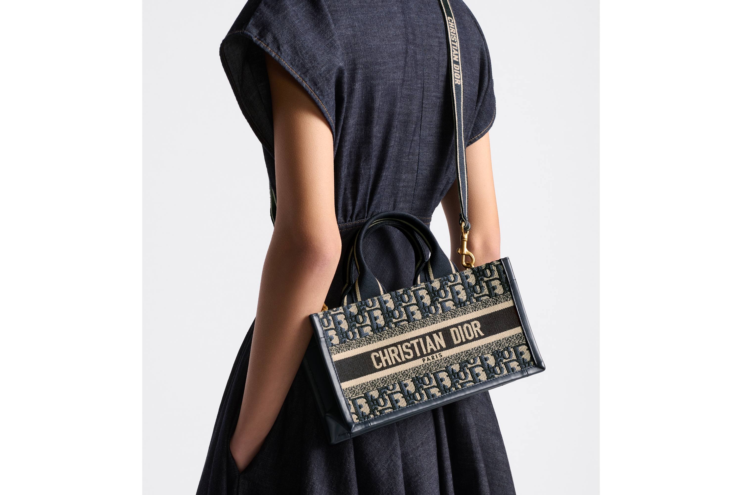 look_image_alt_prefix East-West Book Tote 手袋（附肩带） 蓝色 Oblique 印花面料和牛皮革（27 x 14 x 10 厘米） E06