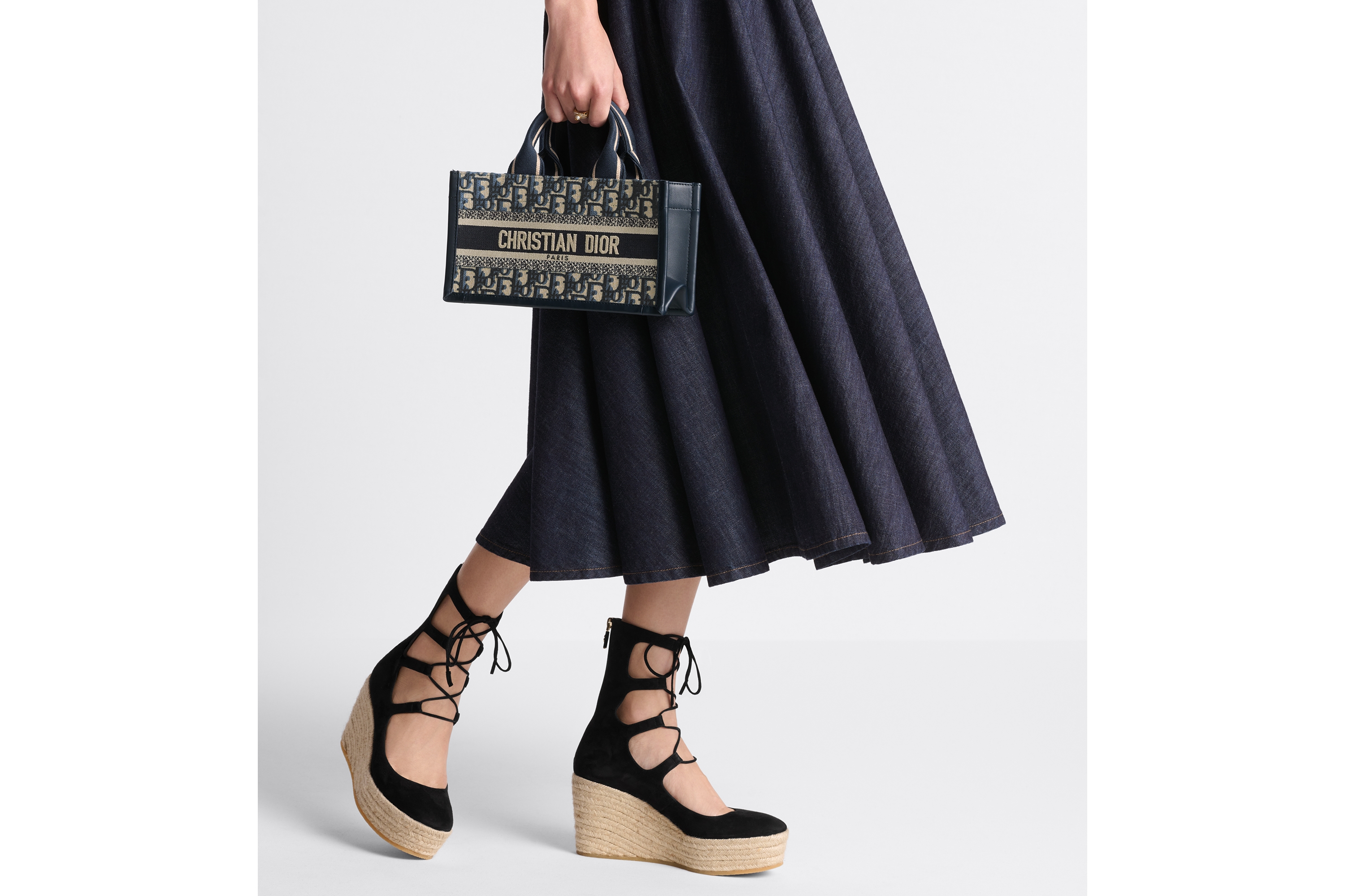 look_image_alt_prefix East-West Book Tote 手袋（附肩带） 蓝色 Oblique 印花面料和牛皮革（27 x 14 x 10 厘米） E10