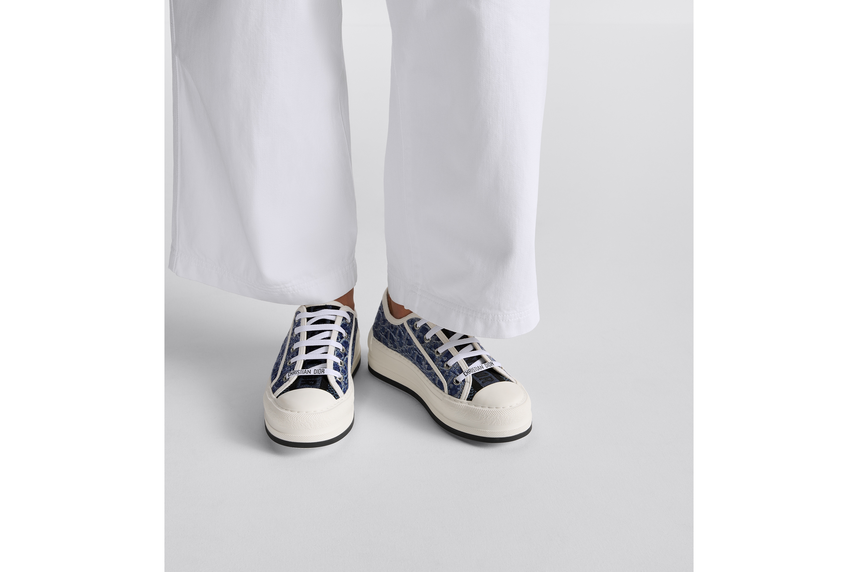 Walk'n'Dior 厚底运动鞋 蓝色石洗效果棉质牛仔布搭配 Oblique 印花图案刺绣 E14