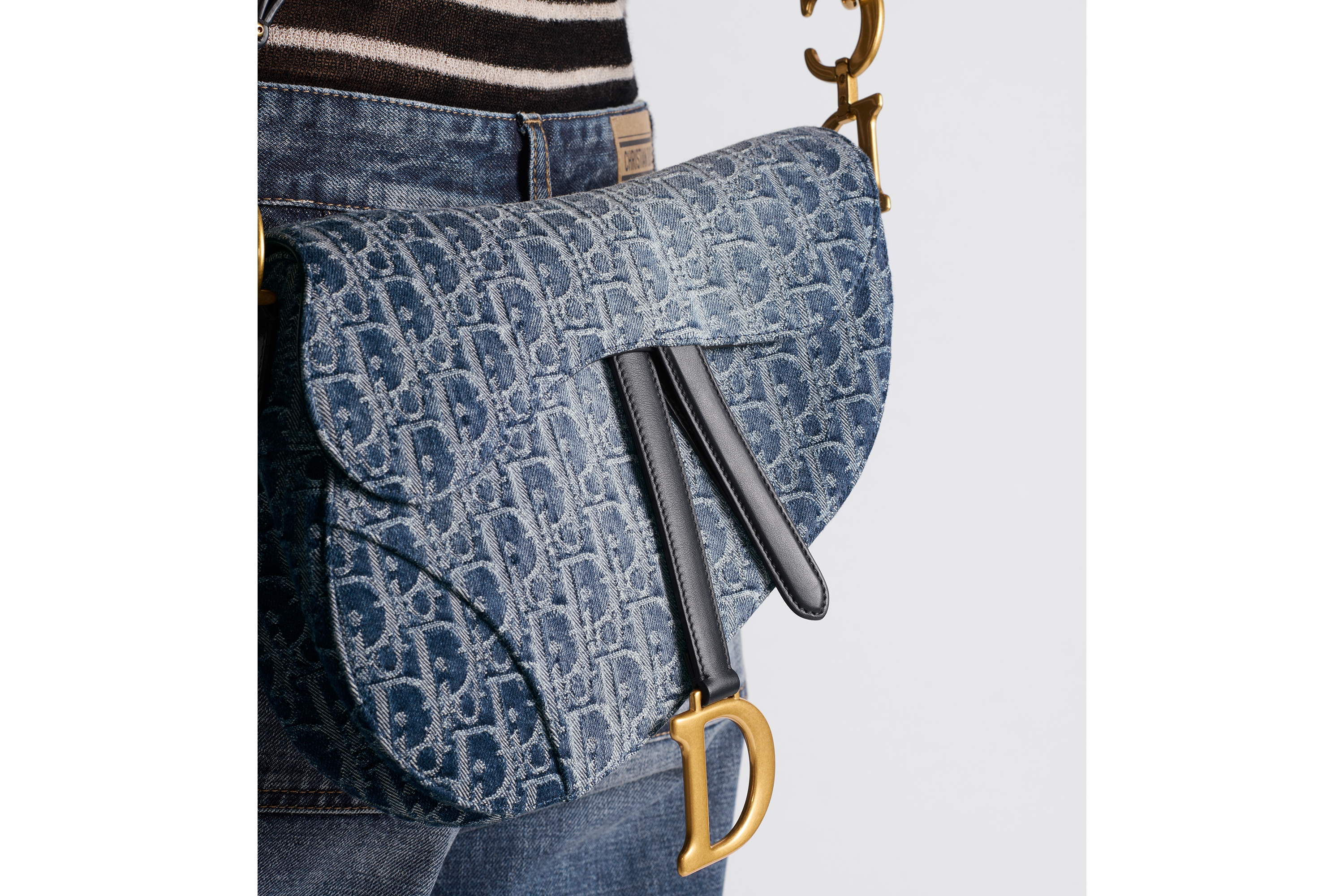 look_image_alt_prefix 马鞍包（附肩带） 蓝色 Denim Dior Oblique 提花面料 E17