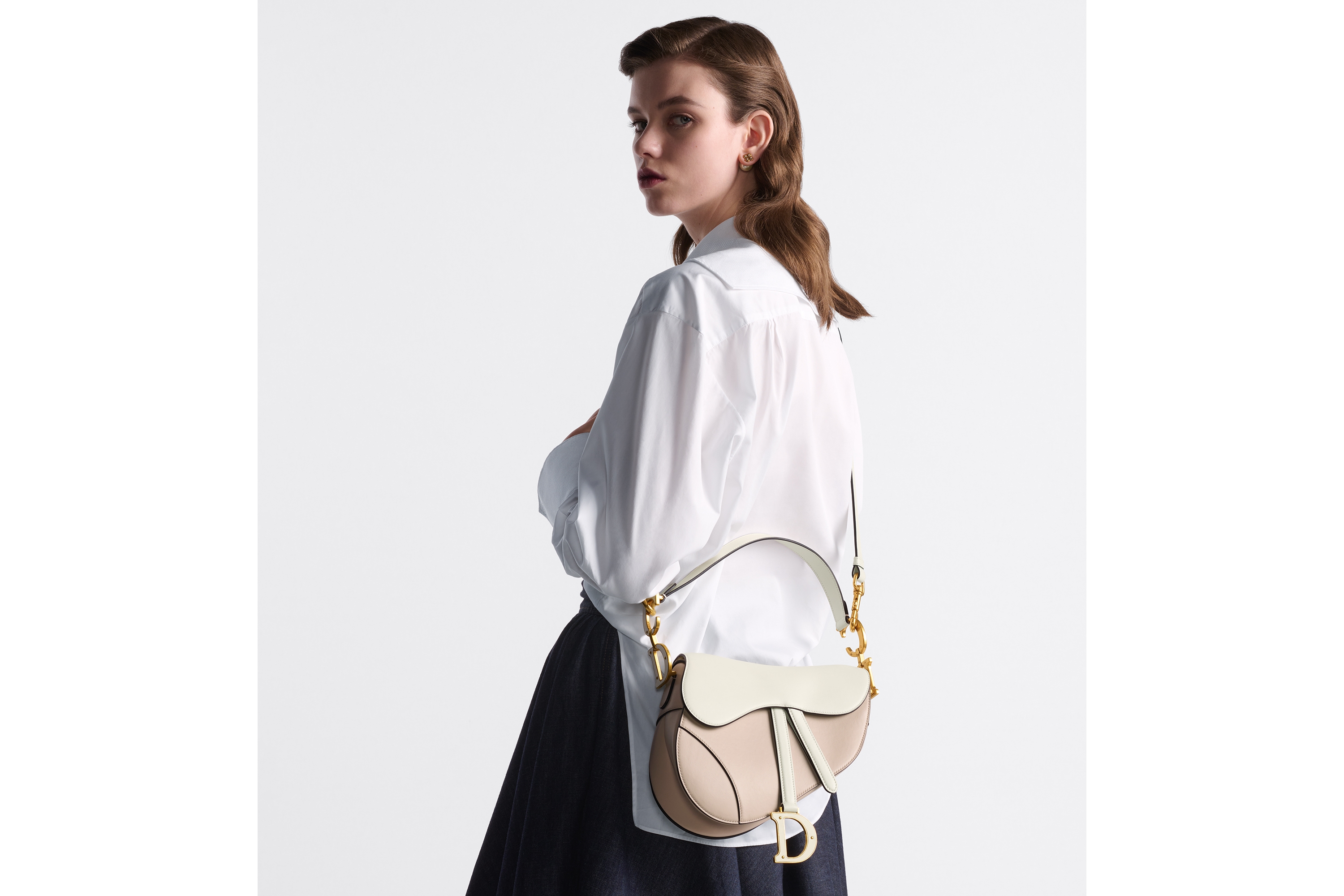 look_image_alt_prefix 马鞍包（附肩带） 奶白色和米棕色双色柔软牛皮革 E05