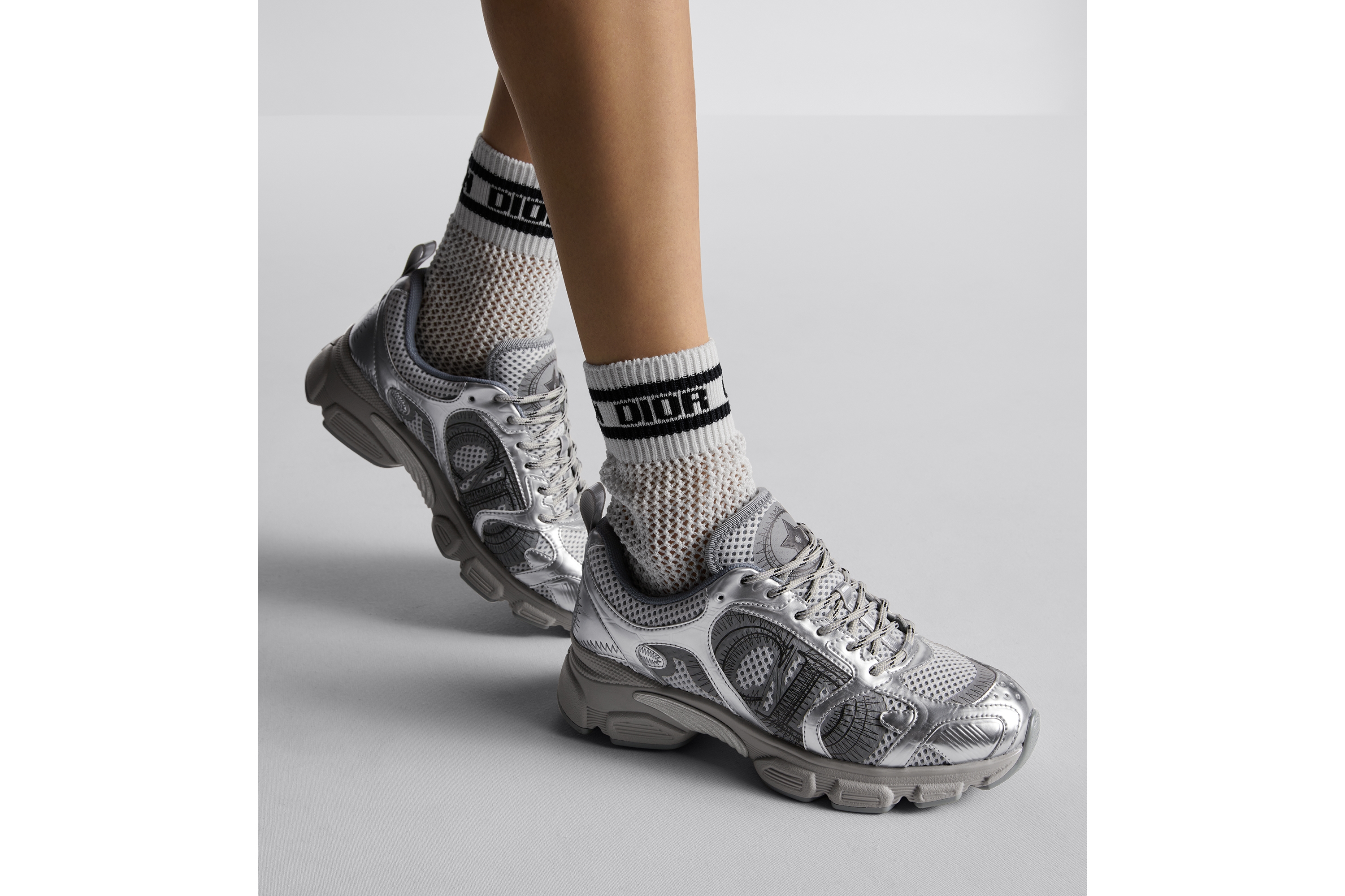 Dior Chrono 运动鞋 灰色网面搭配银色调层压皮革效果镶片 E15