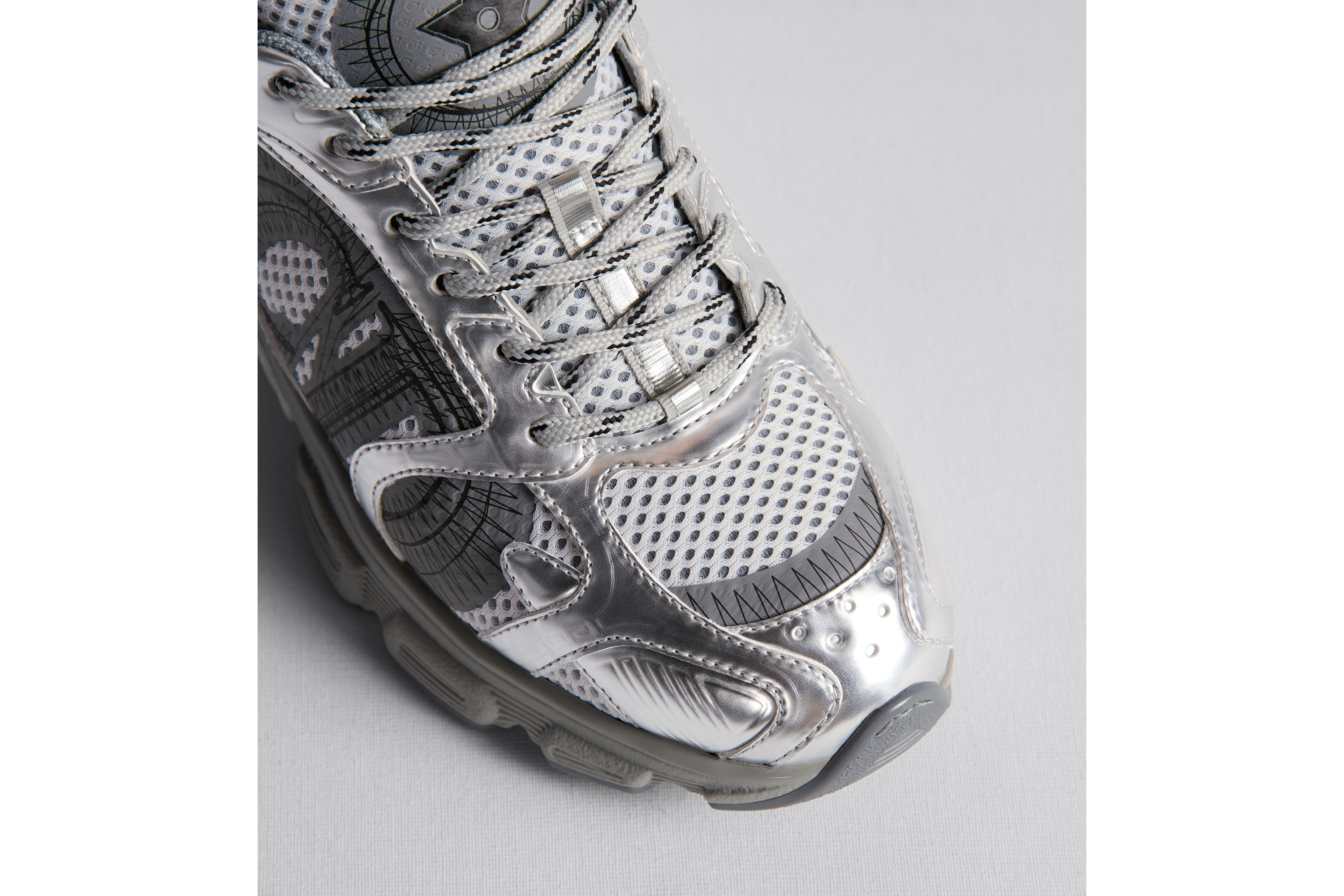 look_image_alt_prefix Dior Chrono 运动鞋 灰色网面搭配银色调层压皮革效果镶片 E17