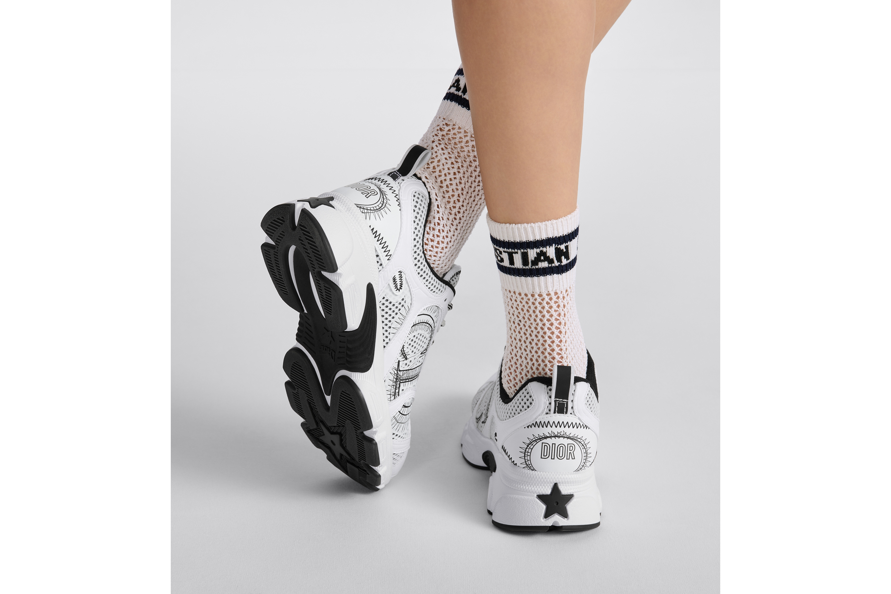 look_image_alt_prefix Dior Chrono 运动鞋 网面搭配白色和黑色皮革效果镶片 E16