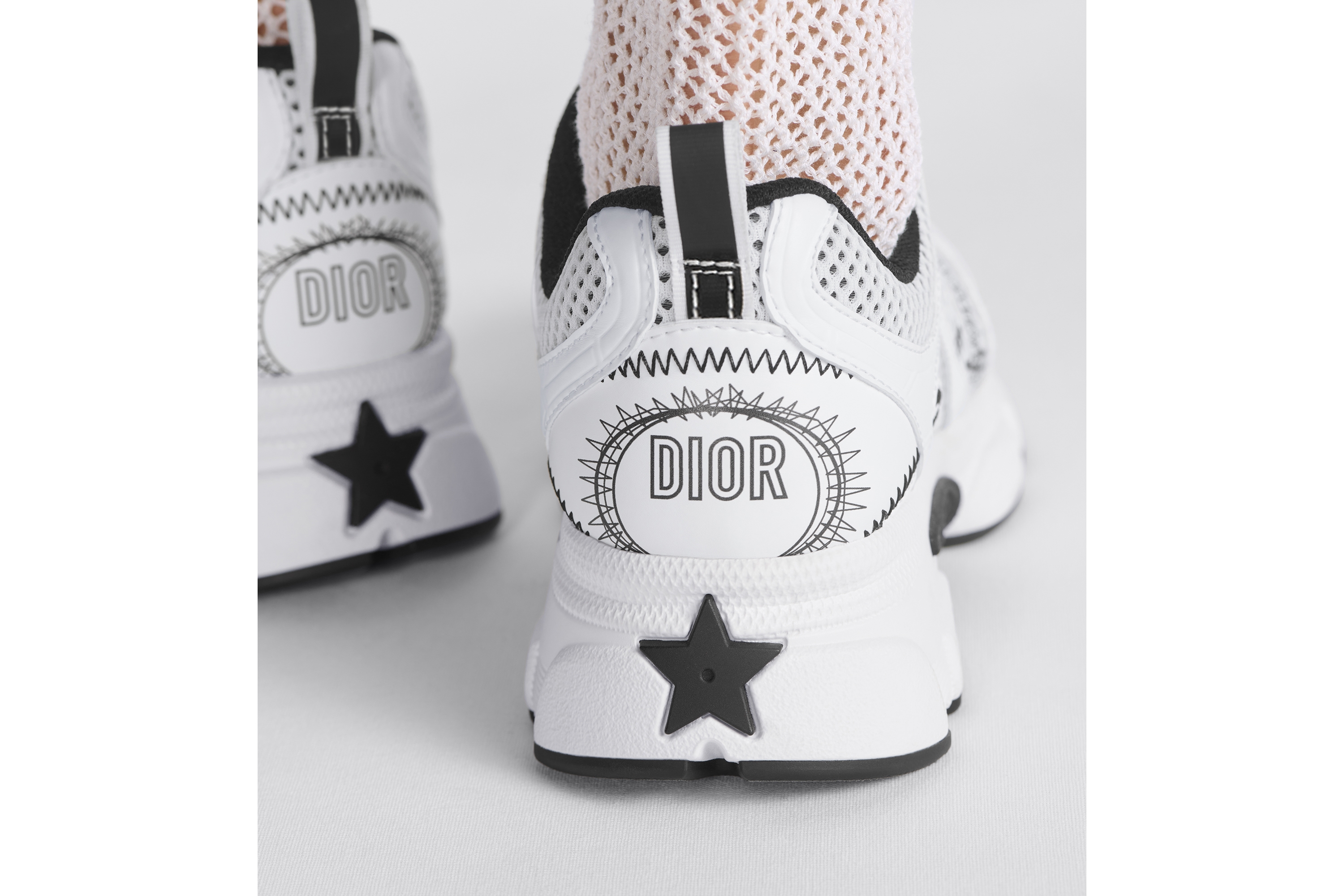 look_image_alt_prefix Dior Chrono 运动鞋 网面搭配白色和黑色皮革效果镶片 E17