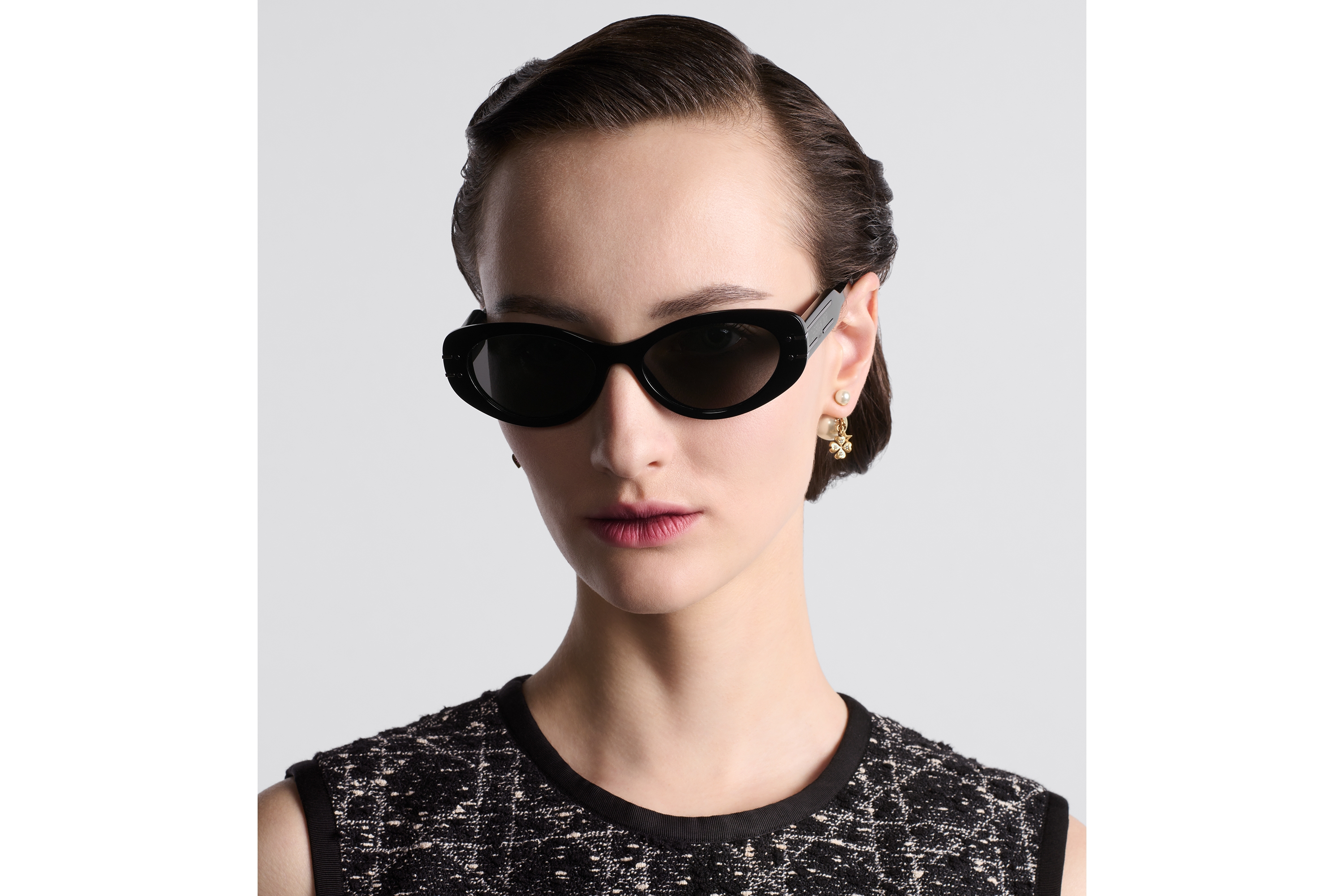 look_image_alt_prefix DiorSignature B8U 太阳眼镜 黑色椭圆形镜框 E07